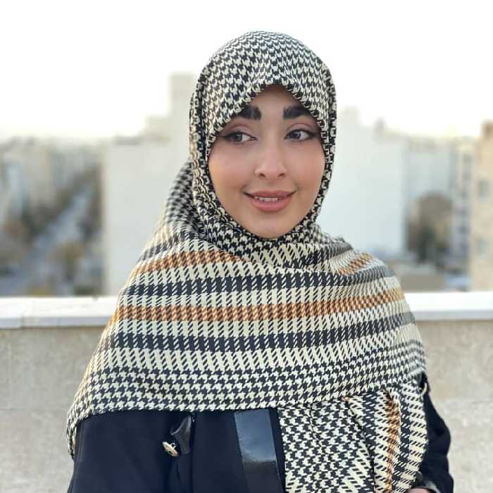 روسری نخ مخمل باطرح های پاییزی بسیار با کیفیت سبک وخوش ایست روی سر اصلا سر نمیخوره