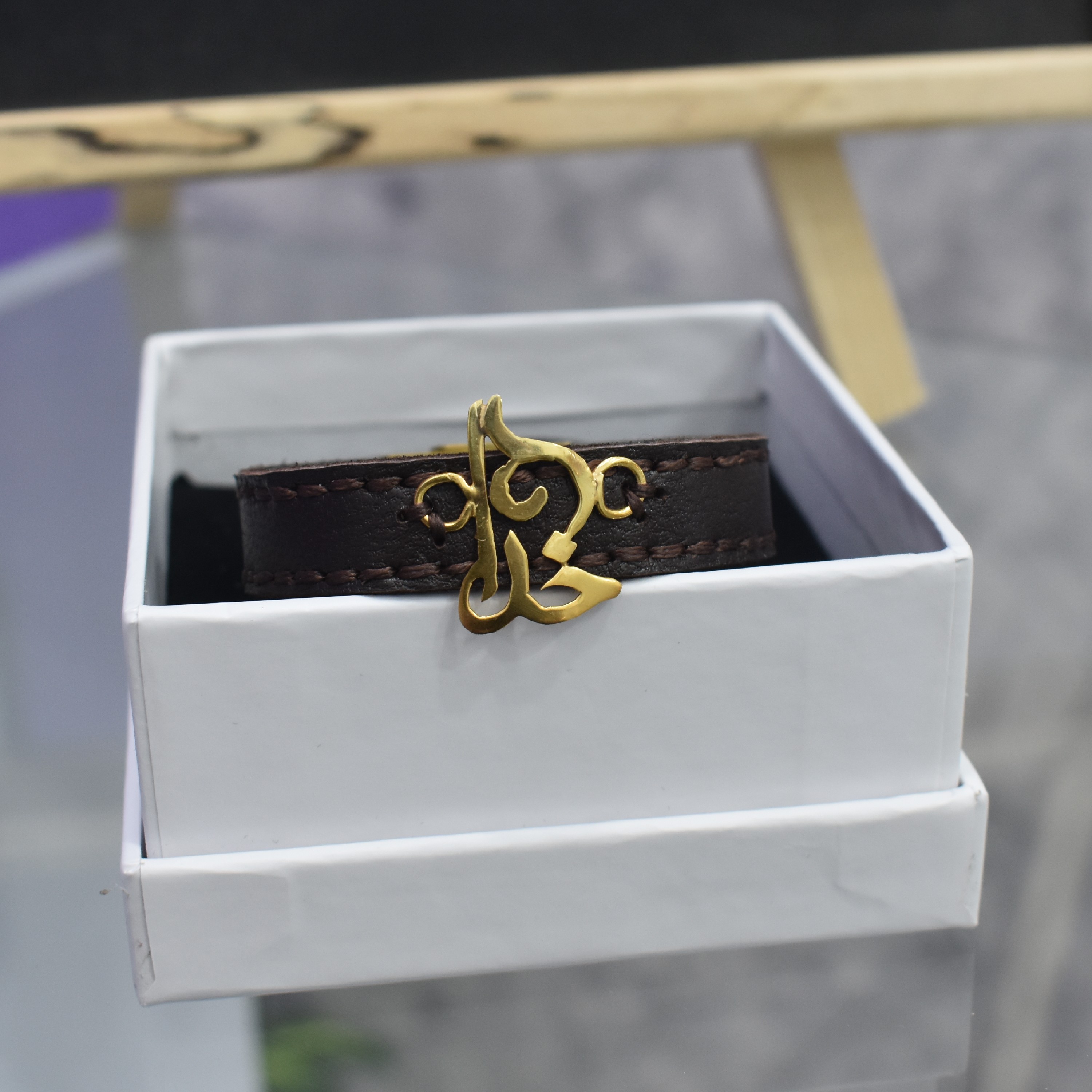 دستبند چرم طبیعی دست دوز و نقره دست ساز آبکاری طلا زرد 