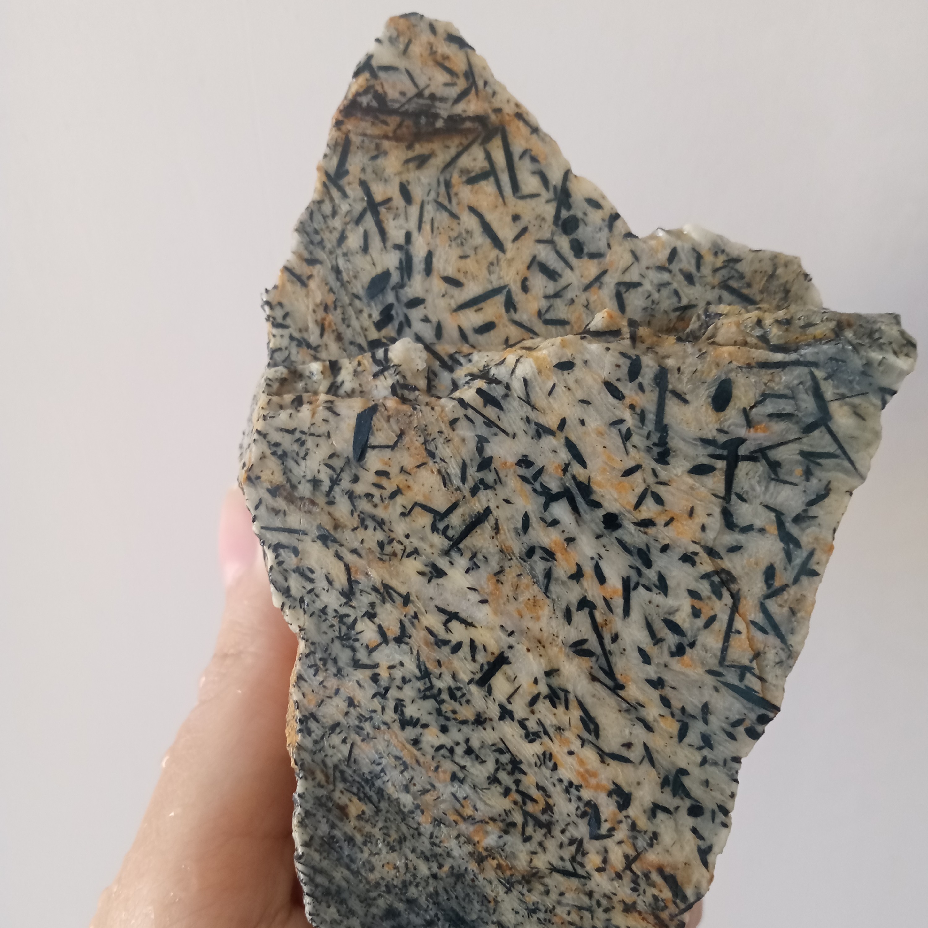 سنگ تورمالین دار