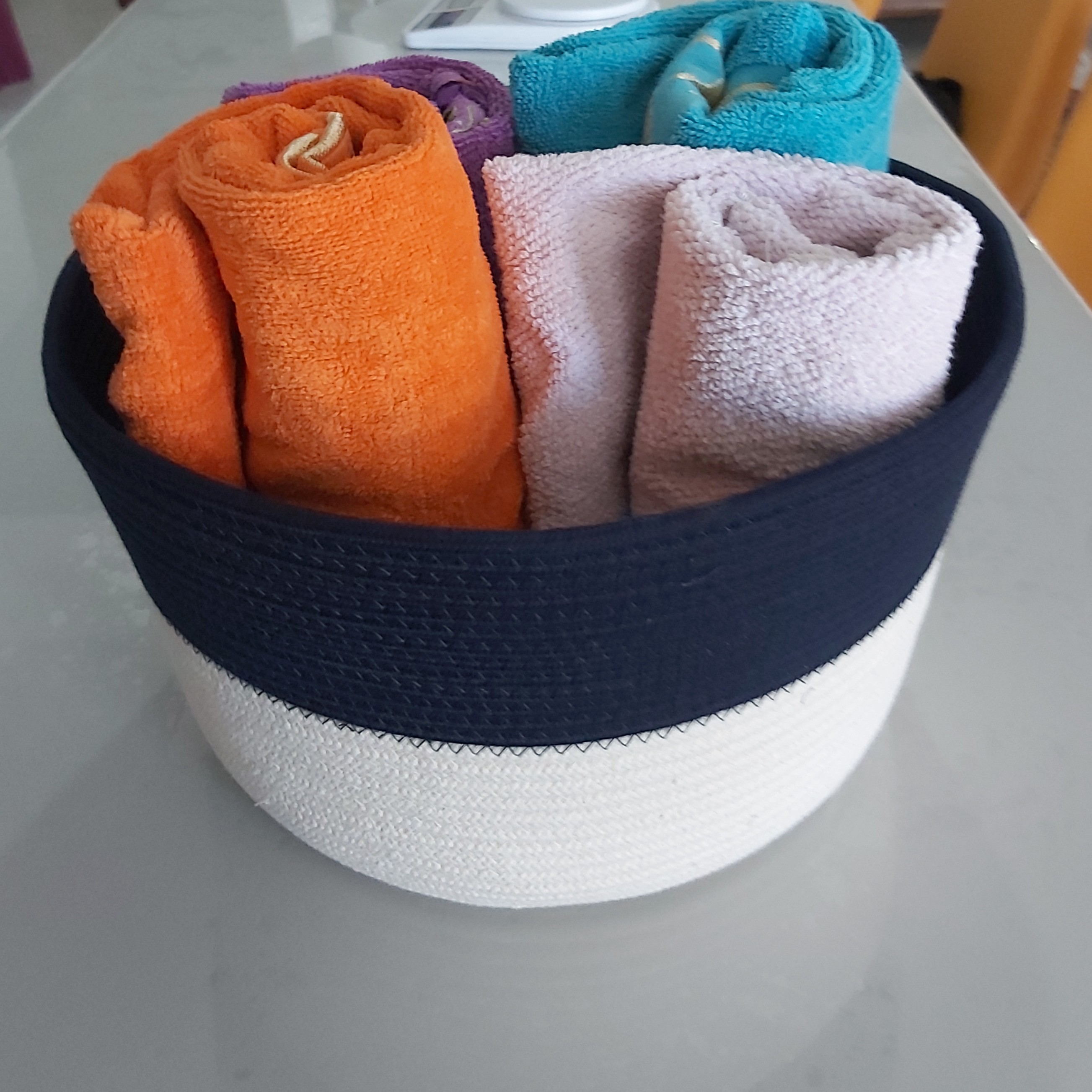 سبد  قیطونی،  رنگ سورمه ای شیری، سایز  32 در 16 سانتی متر 