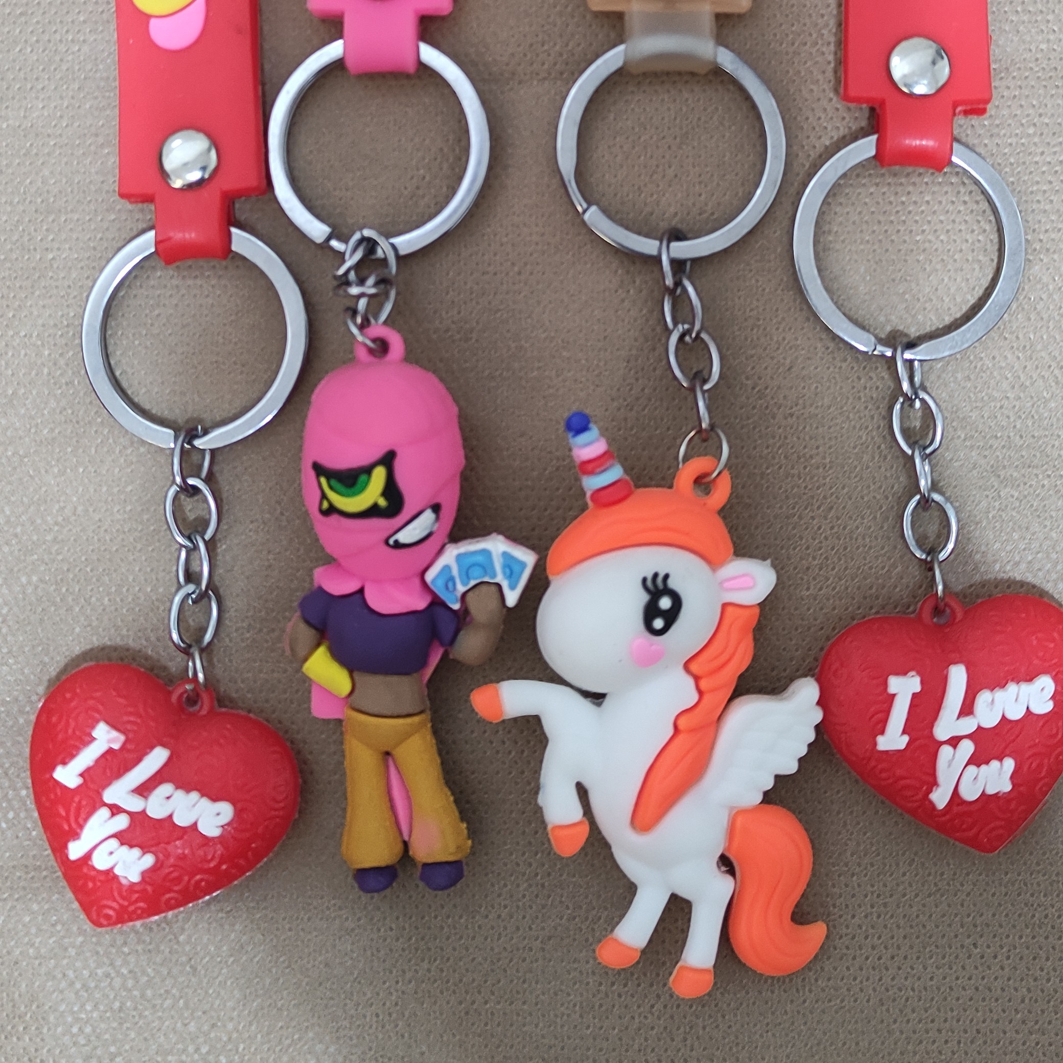 آویز و سرسوئیچی در چهار شکل مختلف اسب تک شاخ آدم فضایی و لاو