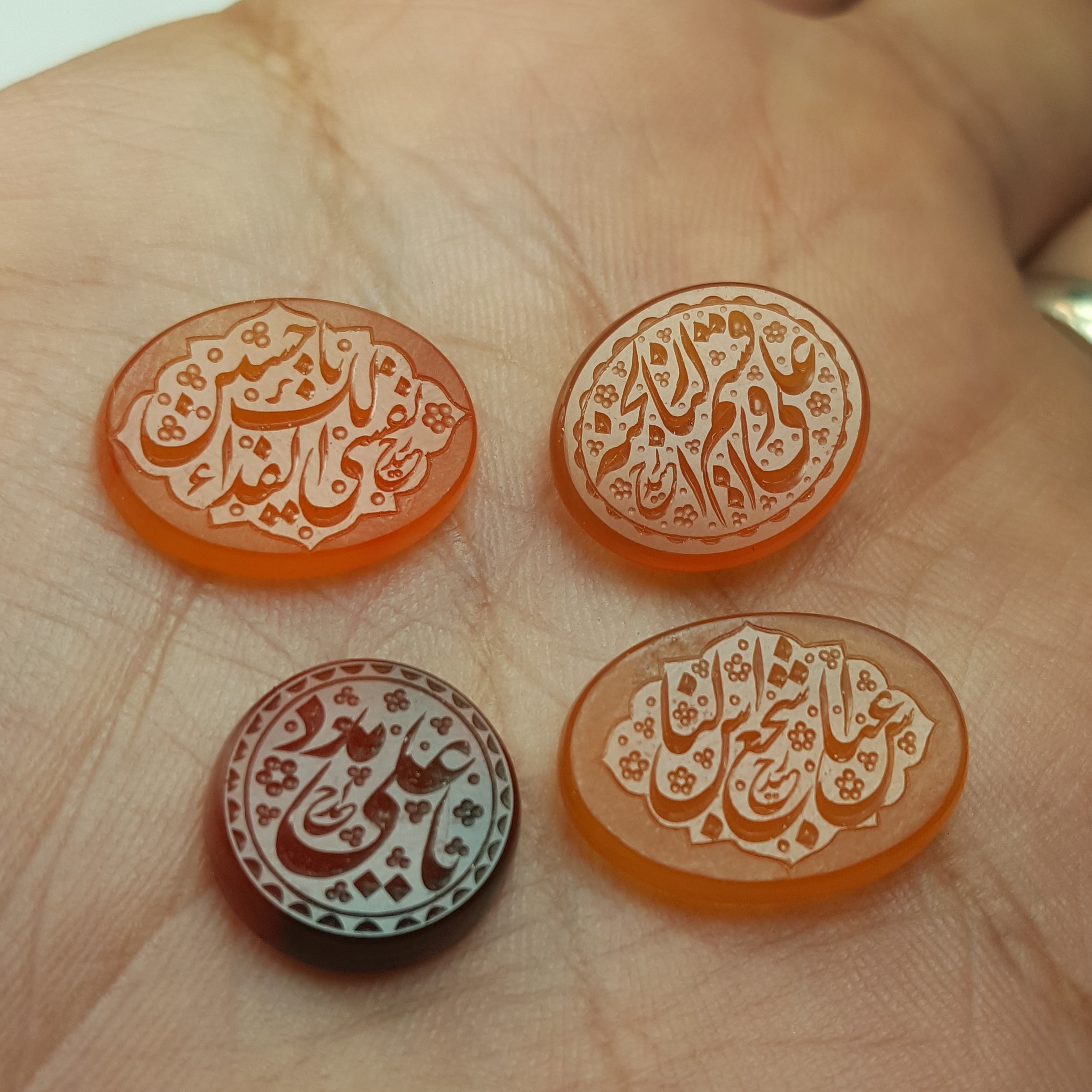 نمونه سنگ های موجود   خط استاد احمد 
نگین  عقیق یمن