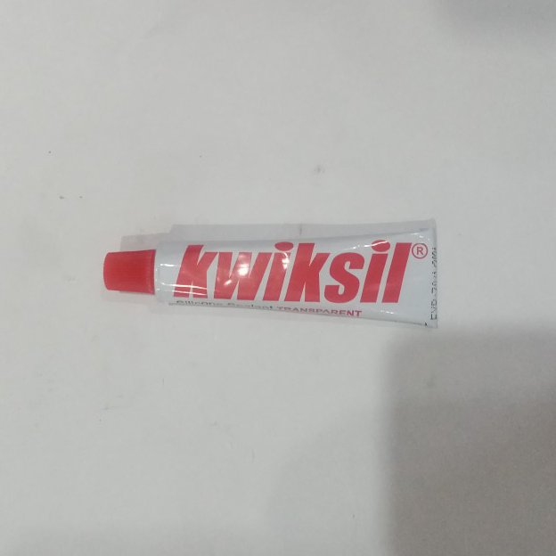 چسب آکواریوم کو یک سیل سیلیکونی