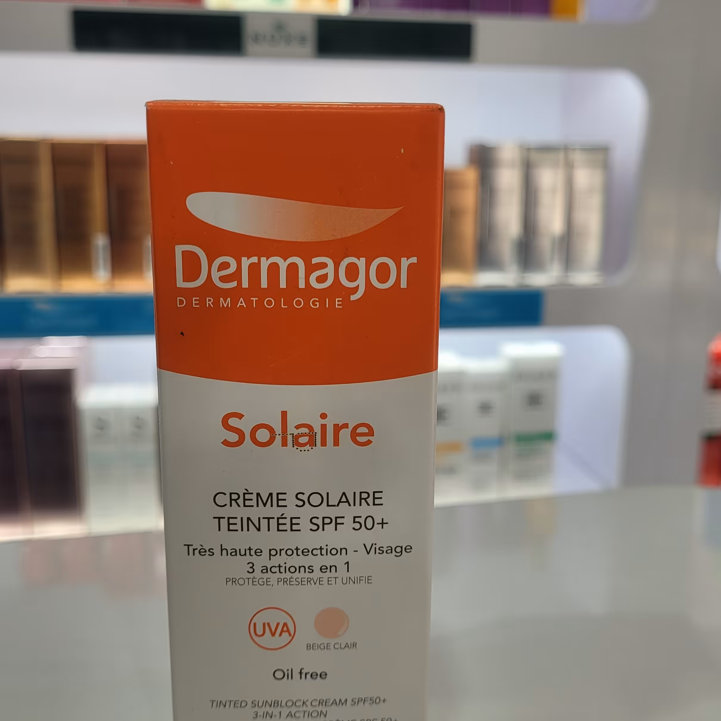 کرم ضد افتاب رنگی spf50 فاقد چربی 3 در 1 درماگور (  پوست چربی مختلط و نرمال)