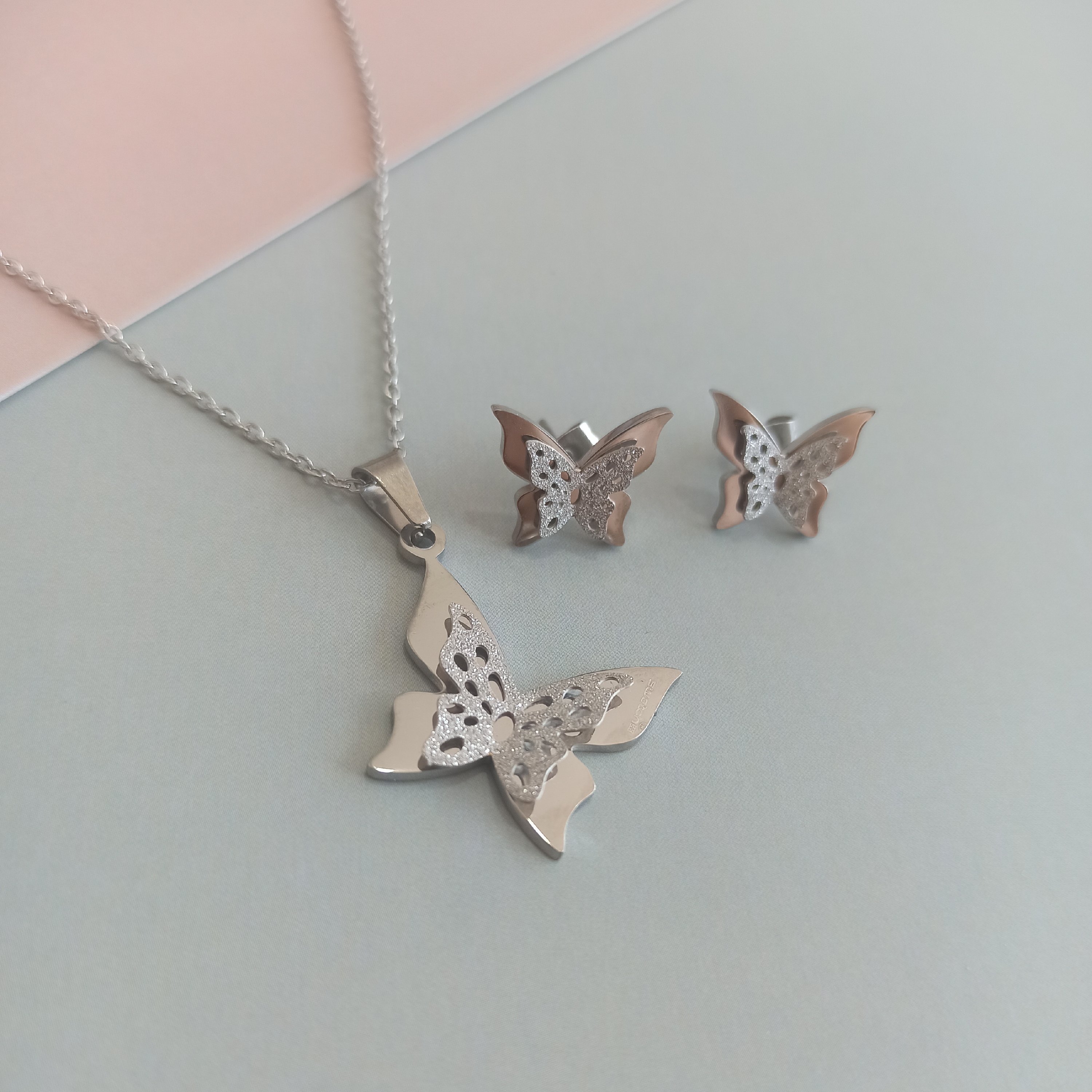 نیم ست پروانه مشابه طلا  رنگ نقره ای استیل و رنگ ثابت 