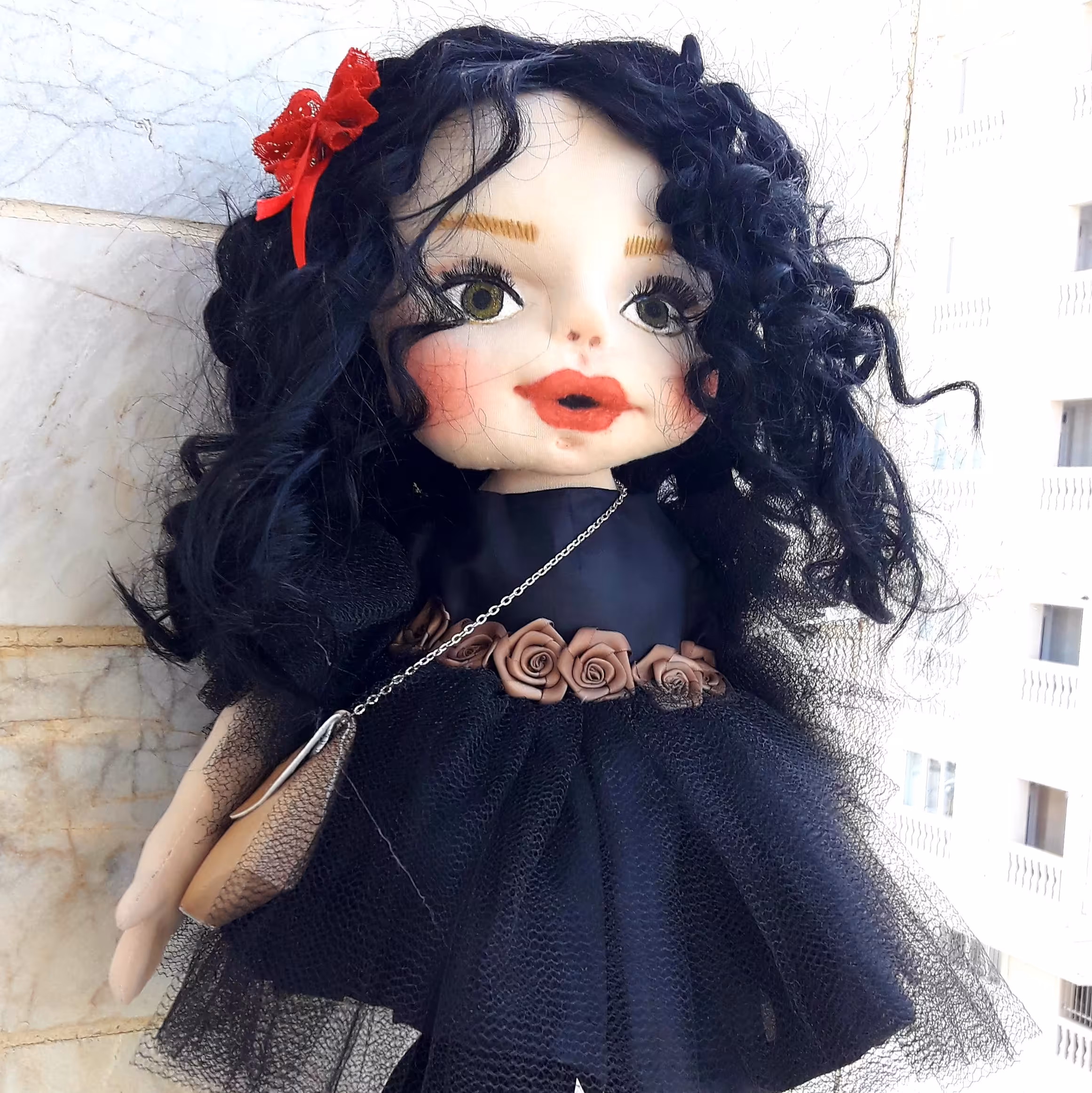 عروسک  دست سازسه بعدی50 سانتی دست از شانه و ارنج پا از زانو  وبالا متحرک قابلیت ایستایی و نشستن، موها قابل حرارت و شانه