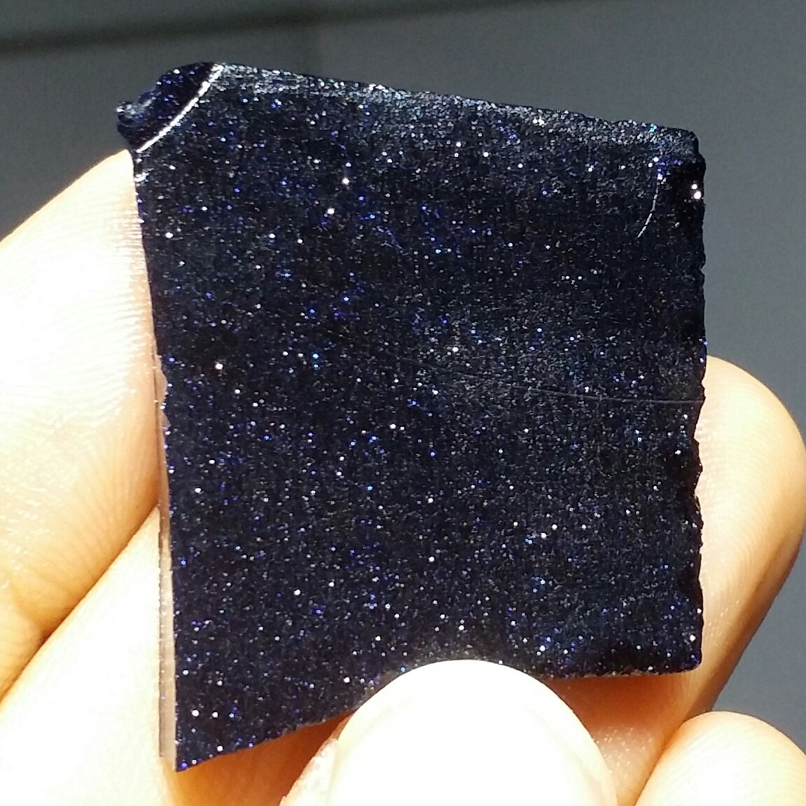 اسلایس سنگ راف دلربا سورمه ای با تلالوئی کهکشانی و بی نظیر با قابلیت ساخت چند نگین زیبا کد 10905