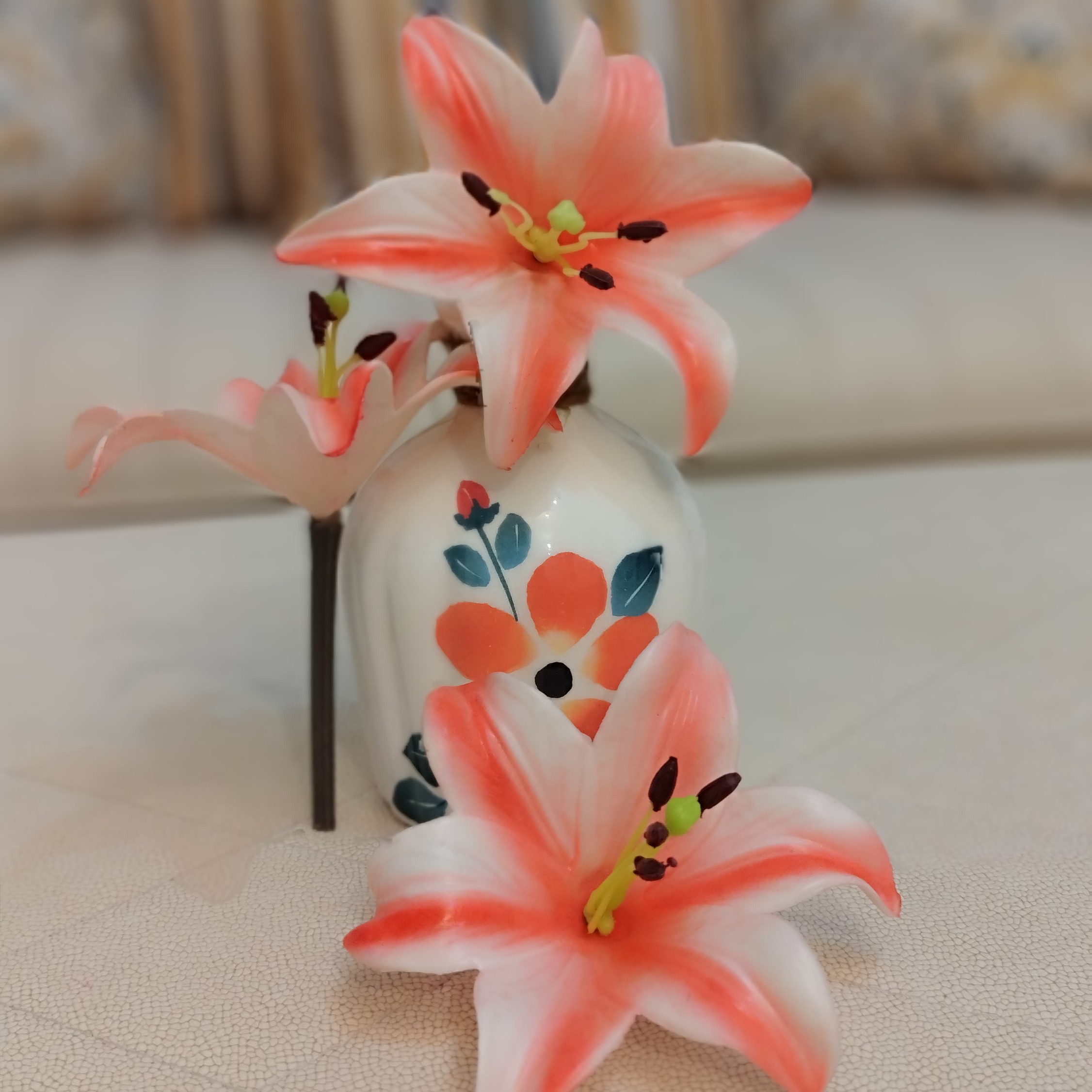 سرگل لیلیوم مصنوعی( 3عددی)رنگ گلبهی سفید (فروشگاه کاج)