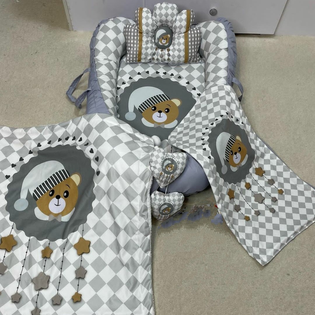 تشک گارددار نوزاد سایز دو بهمراه کفی تشک و پتو پوم پوم سایز دو جنس مخملکالیفرنیا وکتان نخ هیواد گالری و نی نی دوخت