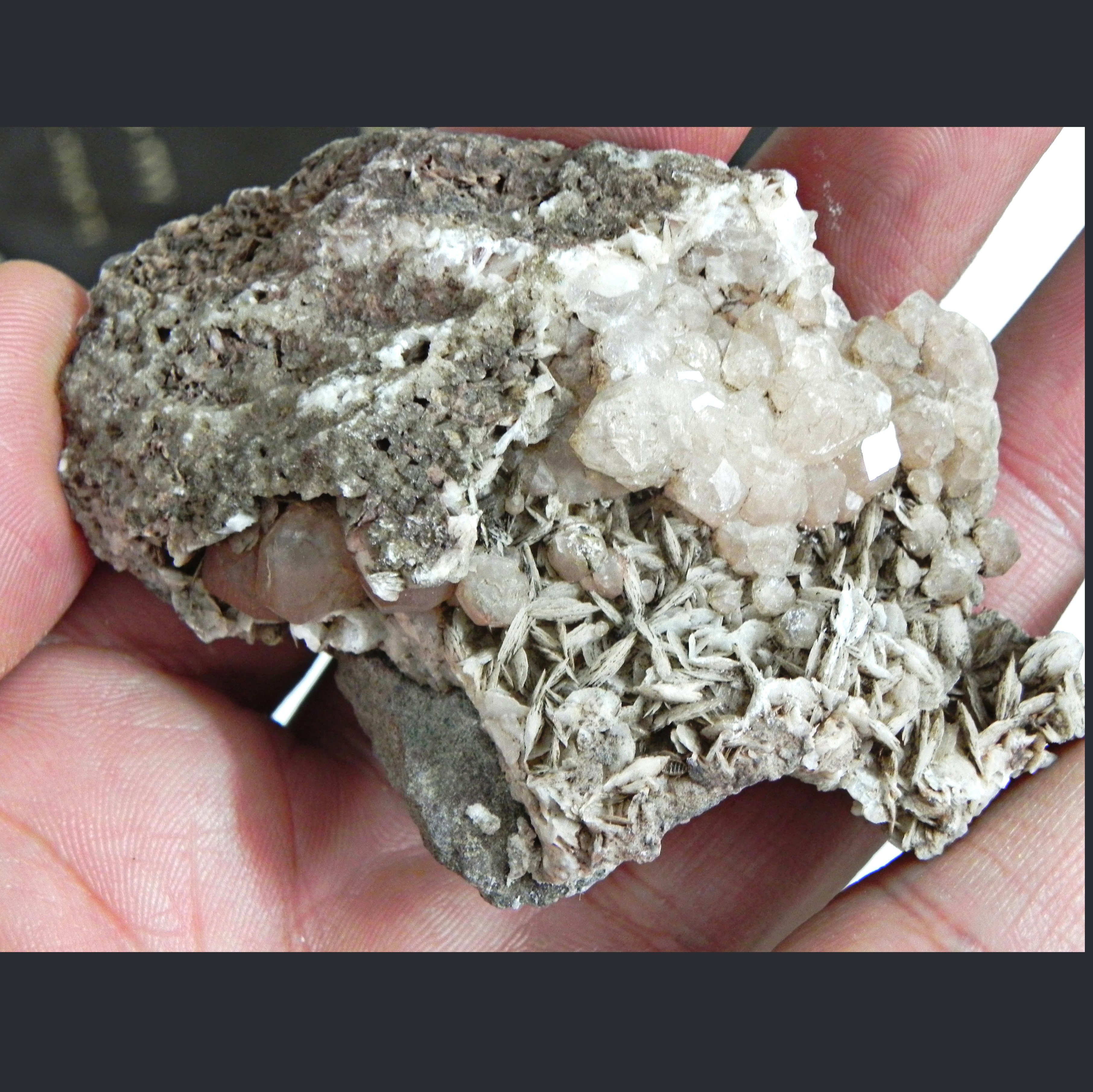 b16 سنگ راف انالسیم و باریت طبیعی معدنی 100گرم7.5سانت کلکسیونی