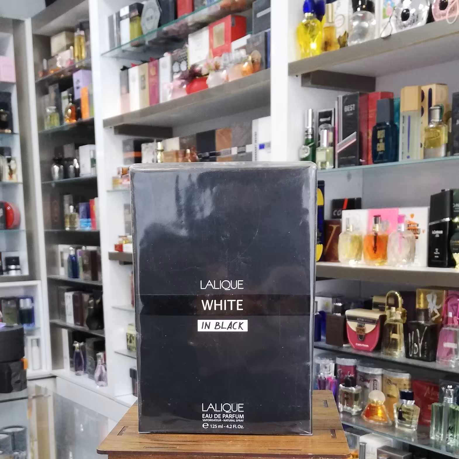 عطر لالیک وایت این بلک ادو پرفیوم
LALIQUE WHITE IN BLACK EDP