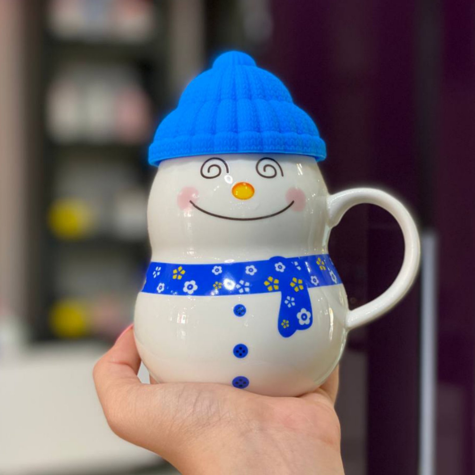 ماگ آدم برفی، رنگ آبی جذاب، درب این ماگ سیلیکونیه ☃️ فوق العاده جذاب، جنسش سرامیکه مناسب دختر خانوما و آقا پسرای گل🥰