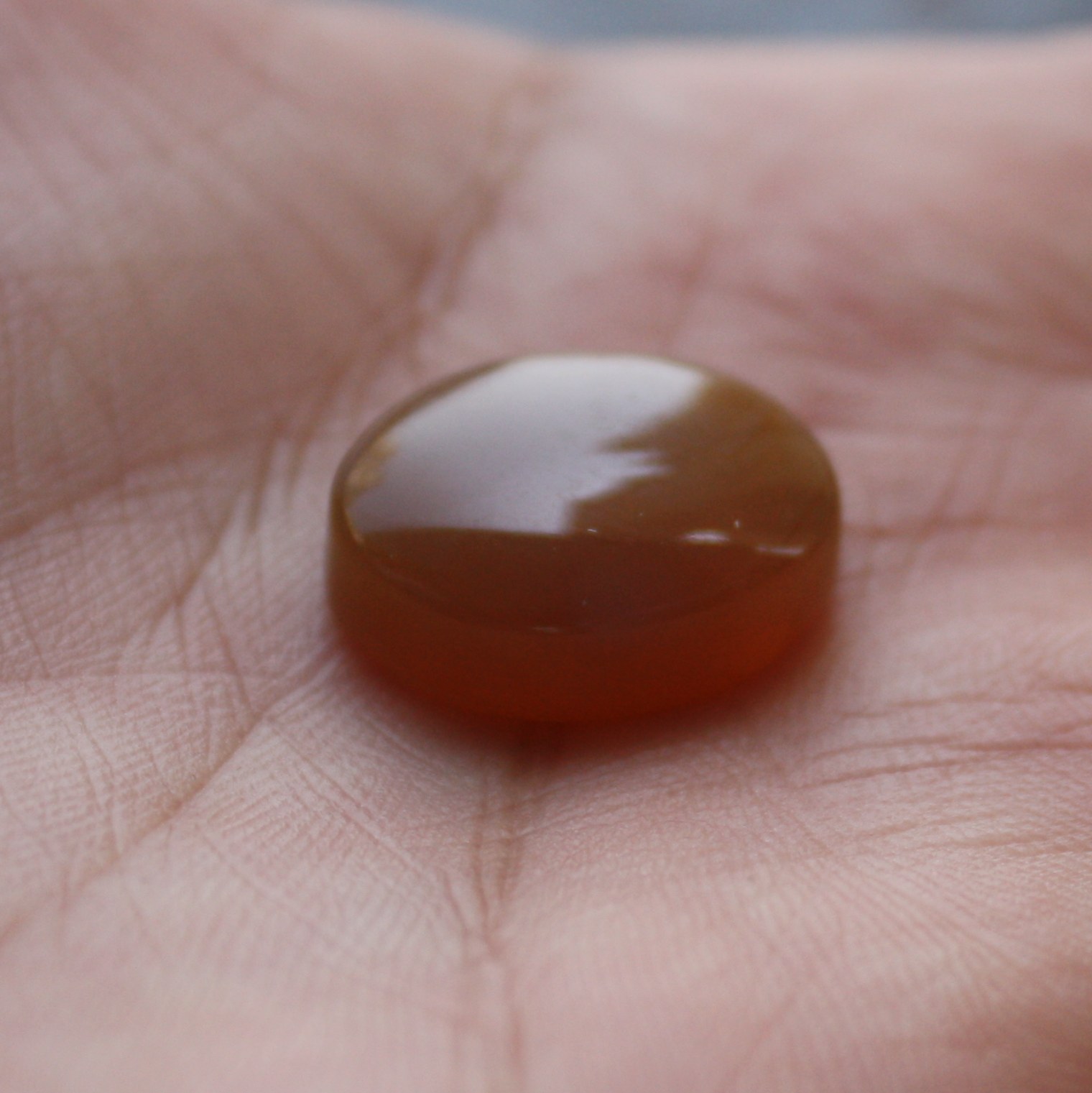 عقیق یمنی نگین عقیق یمنی عسلی اصل و معدنی و طبیعی  وزن 3.18  ابعاد 18 در 15 میلیمتر کد328