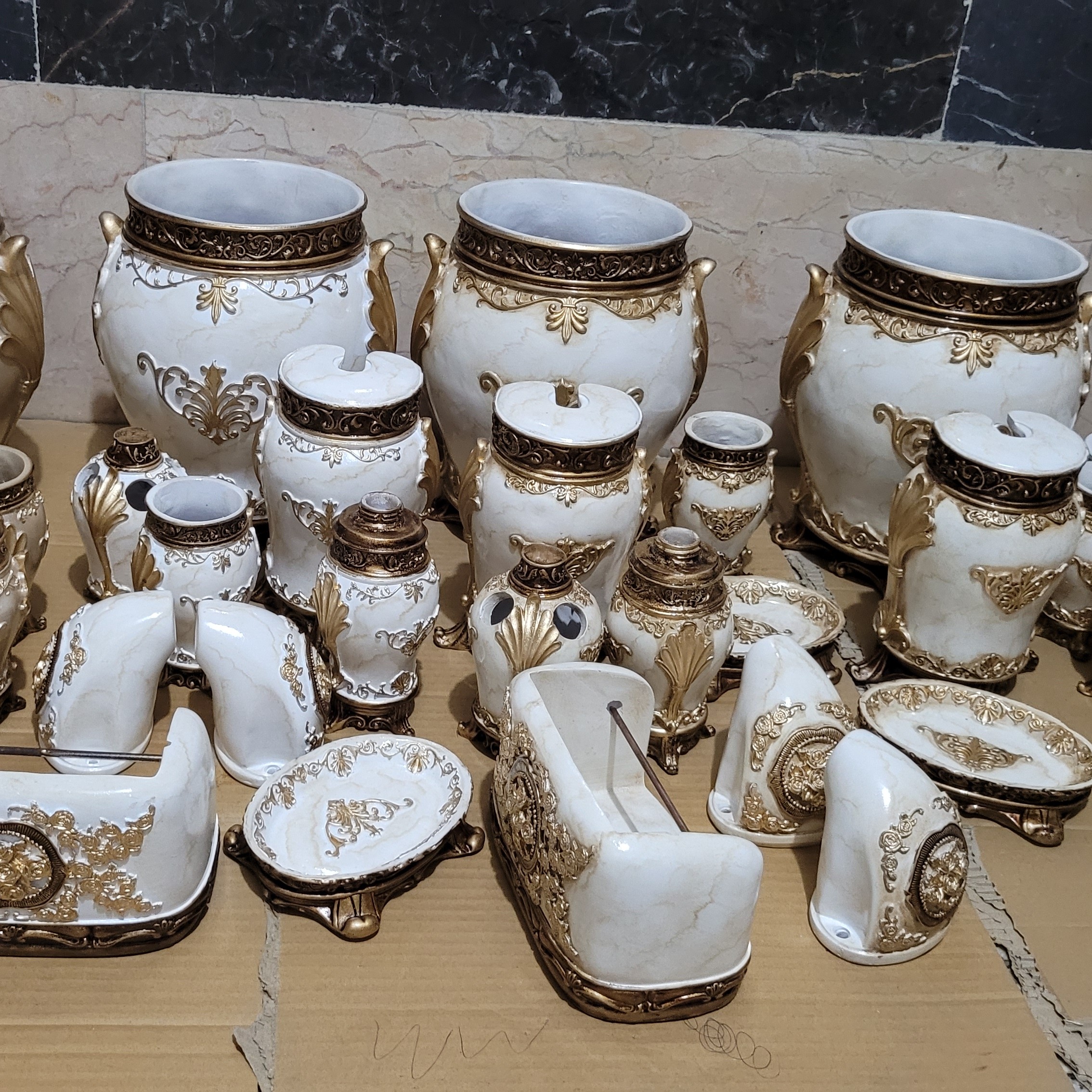 ست سرویس بهداشتی رزین 8 پارچه با جا دستمال و حوله