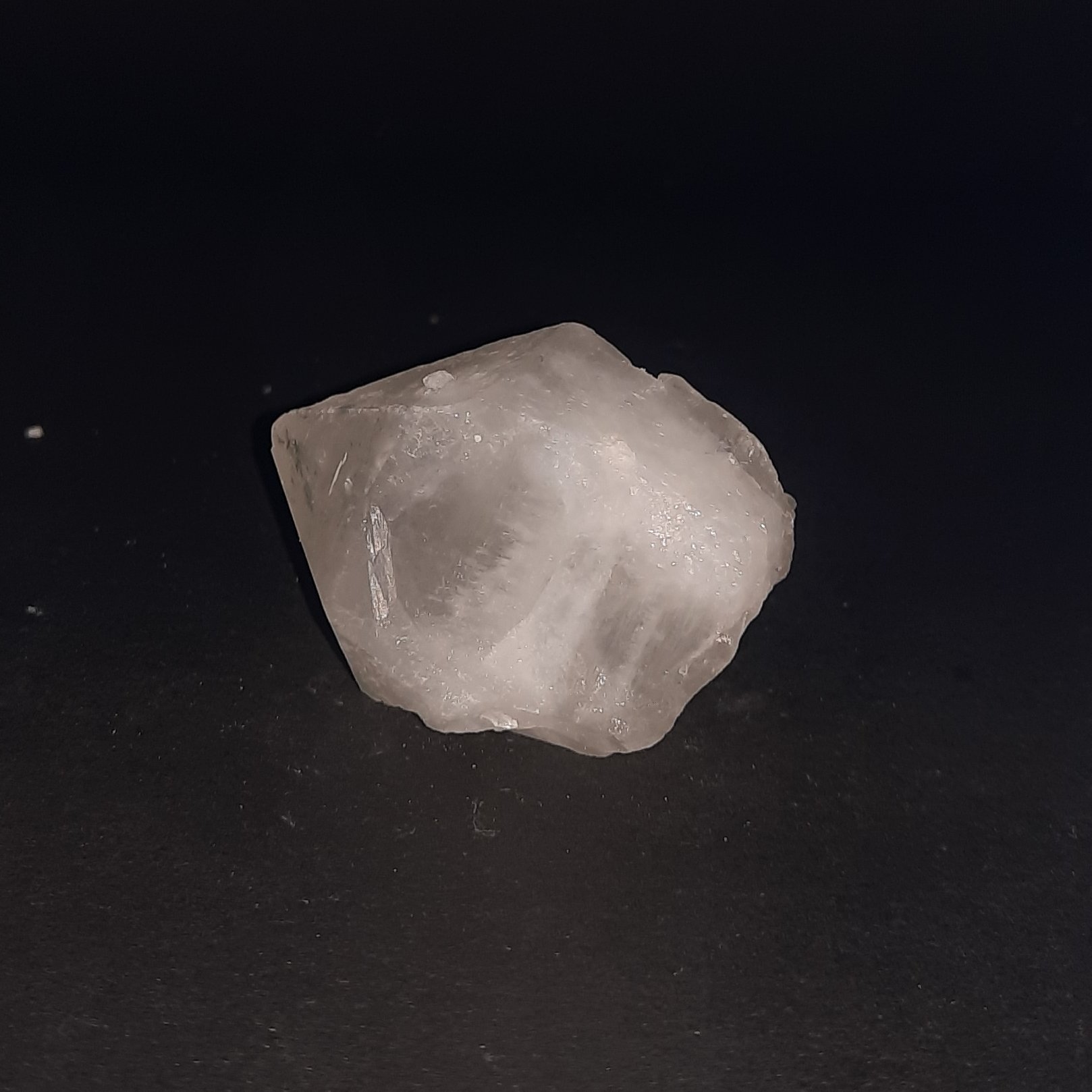 کریستال طبیعی کانی یا سنگ کوارتز هگزاگونال کد بلور 804 صد در صد طبیعی و معدنی