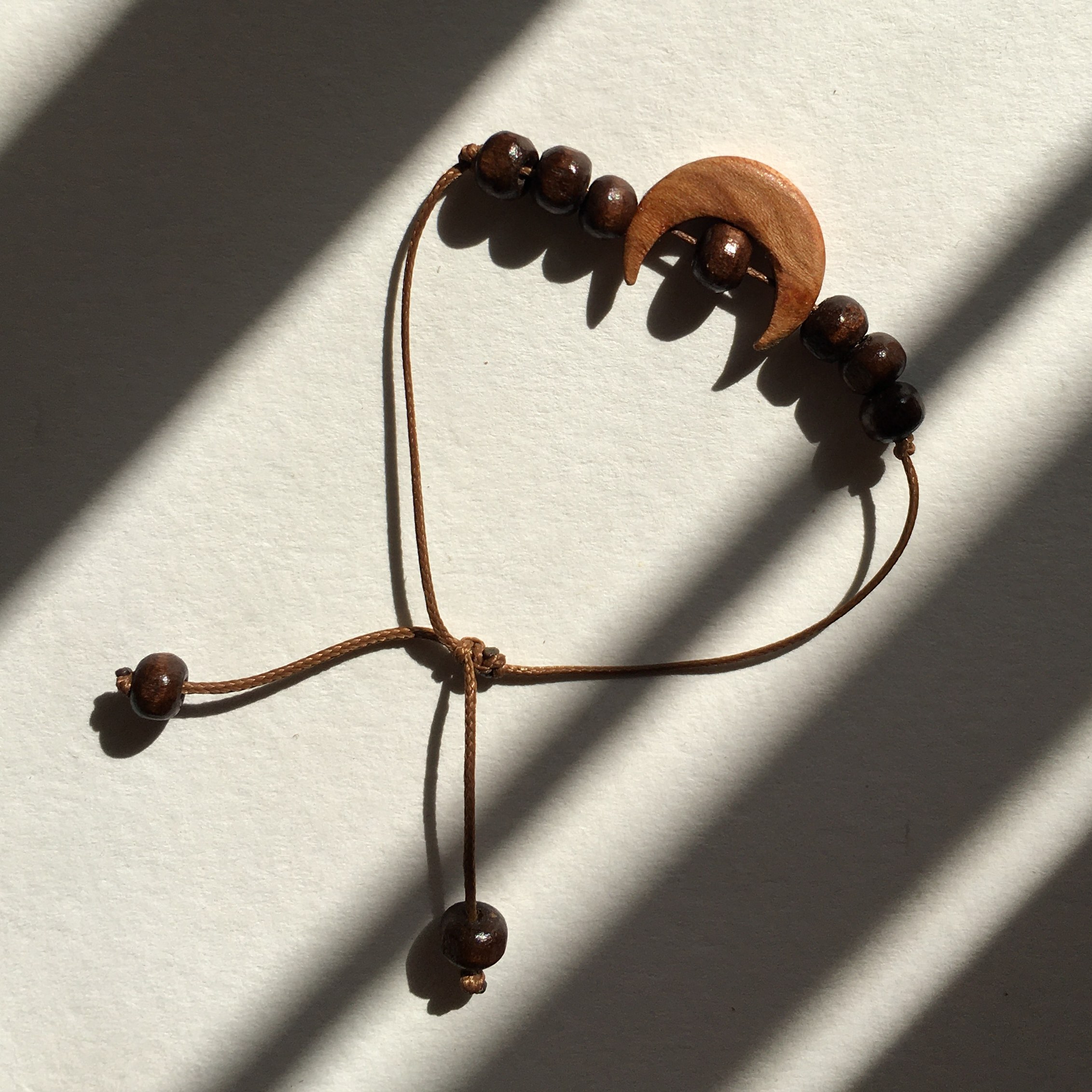 دستبند چوبی طرح ماه کوچک