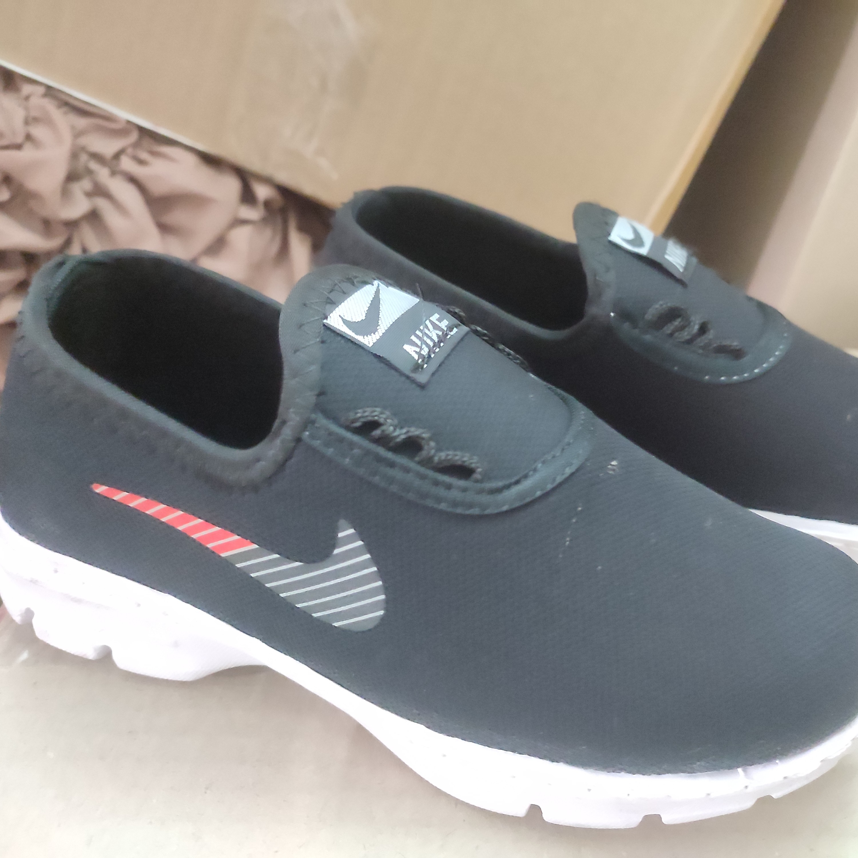 کفش اسپرت طبی راحتی (مدل نایک) بسیار نرم زیره پلیمر مواد نو خارجی با قیمت استثنایی مناسب کار های روز مره و پیاده روی