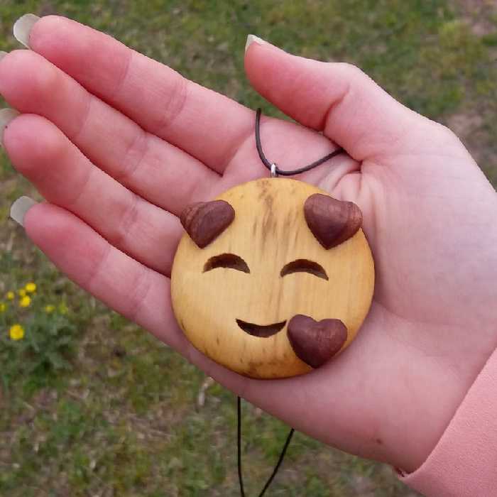 آویز ماشین طرح ایموجی .ساخته شده باچوب شمشاد .قابل سفارش باهرطرحی