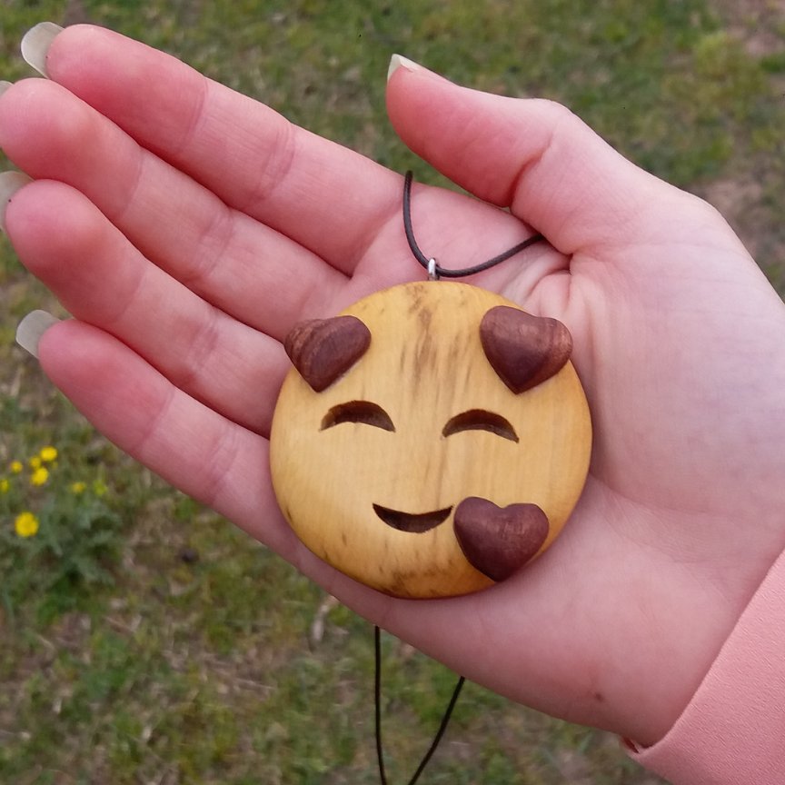 آویز ماشین طرح ایموجی .ساخته شده باچوب شمشاد .قابل سفارش باهرطرحی