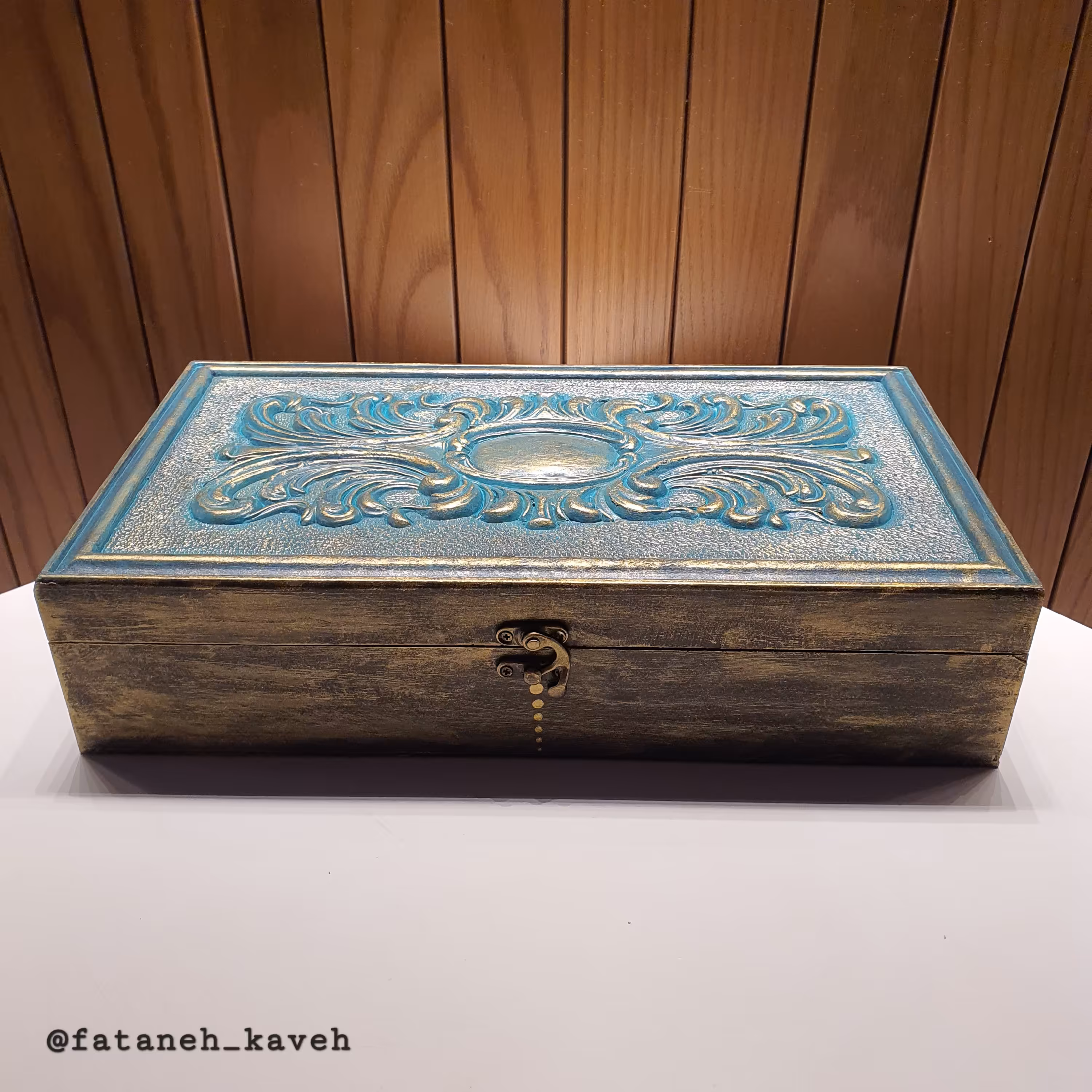 تی باکس چوبی ( مخلوق )پتینه کاری شده در ابعاد 10*20*36 با طرح برجسته روی در