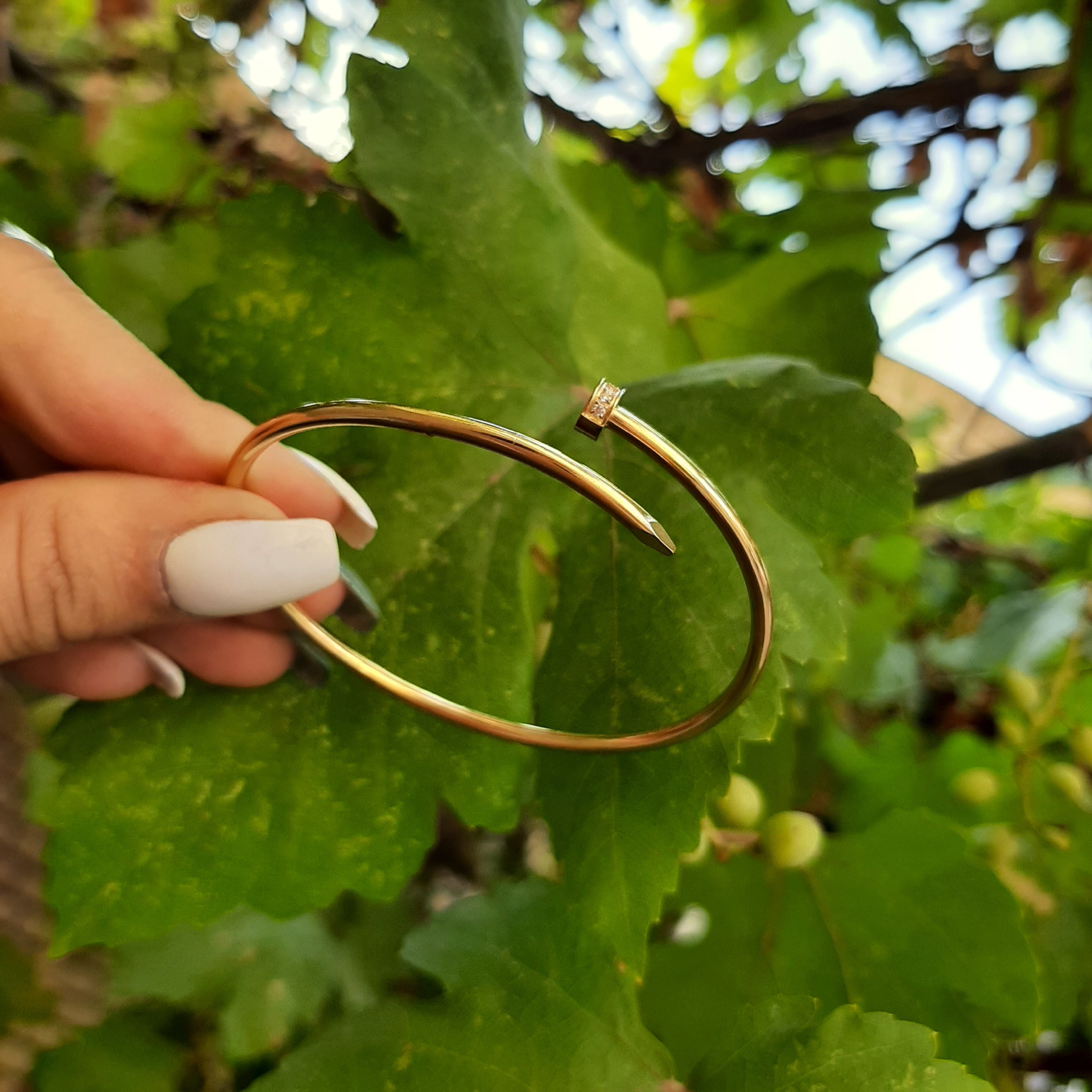 دستبند بنگل برند کارتیر 
جنس استیل درجه 1 
رنگ ثابت
رنگ طلایی 
قابلیت شستشو
کیفیت عالی