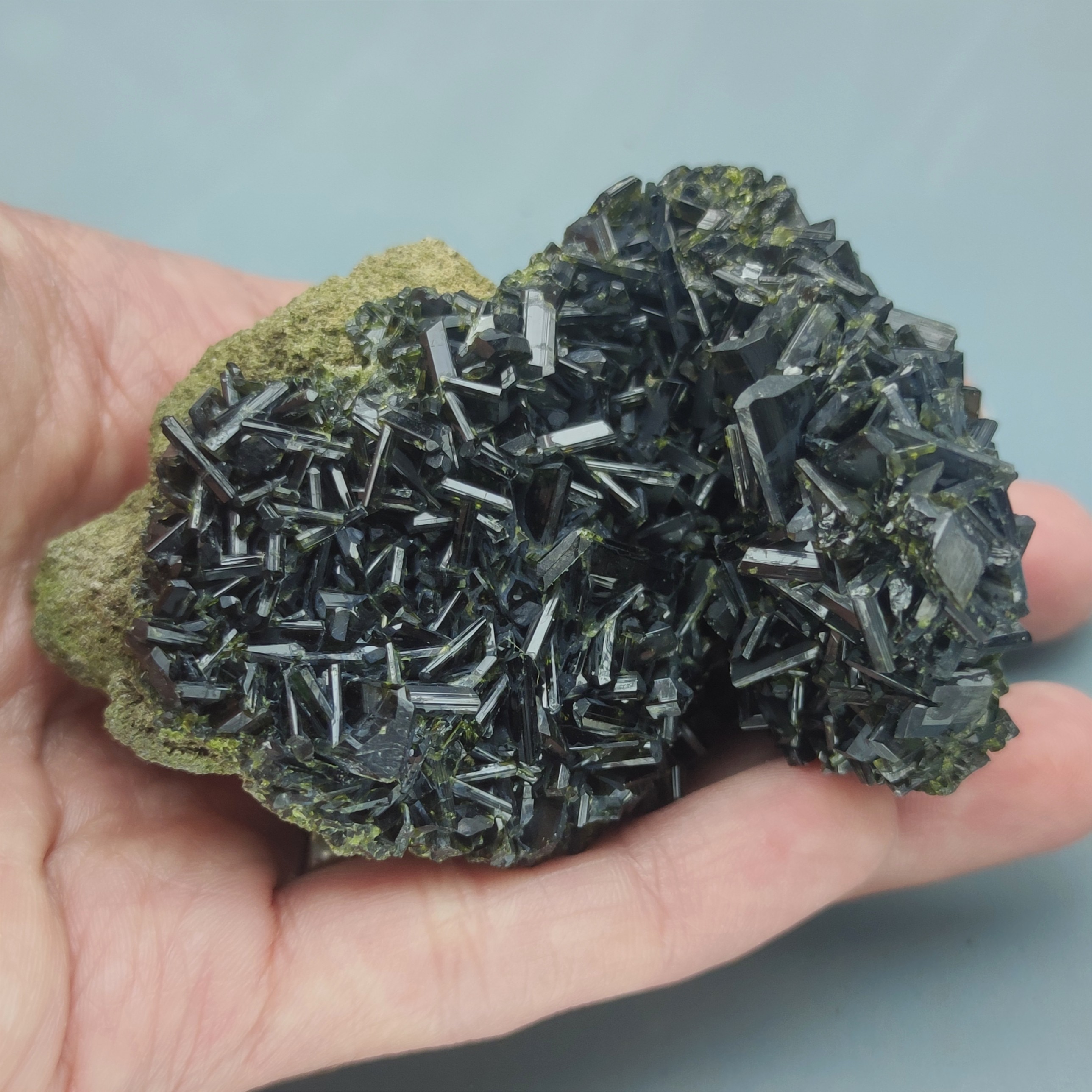 سنگ اپیدوت طبیعی تفرش مناسب برای دکور و کلکسیون 