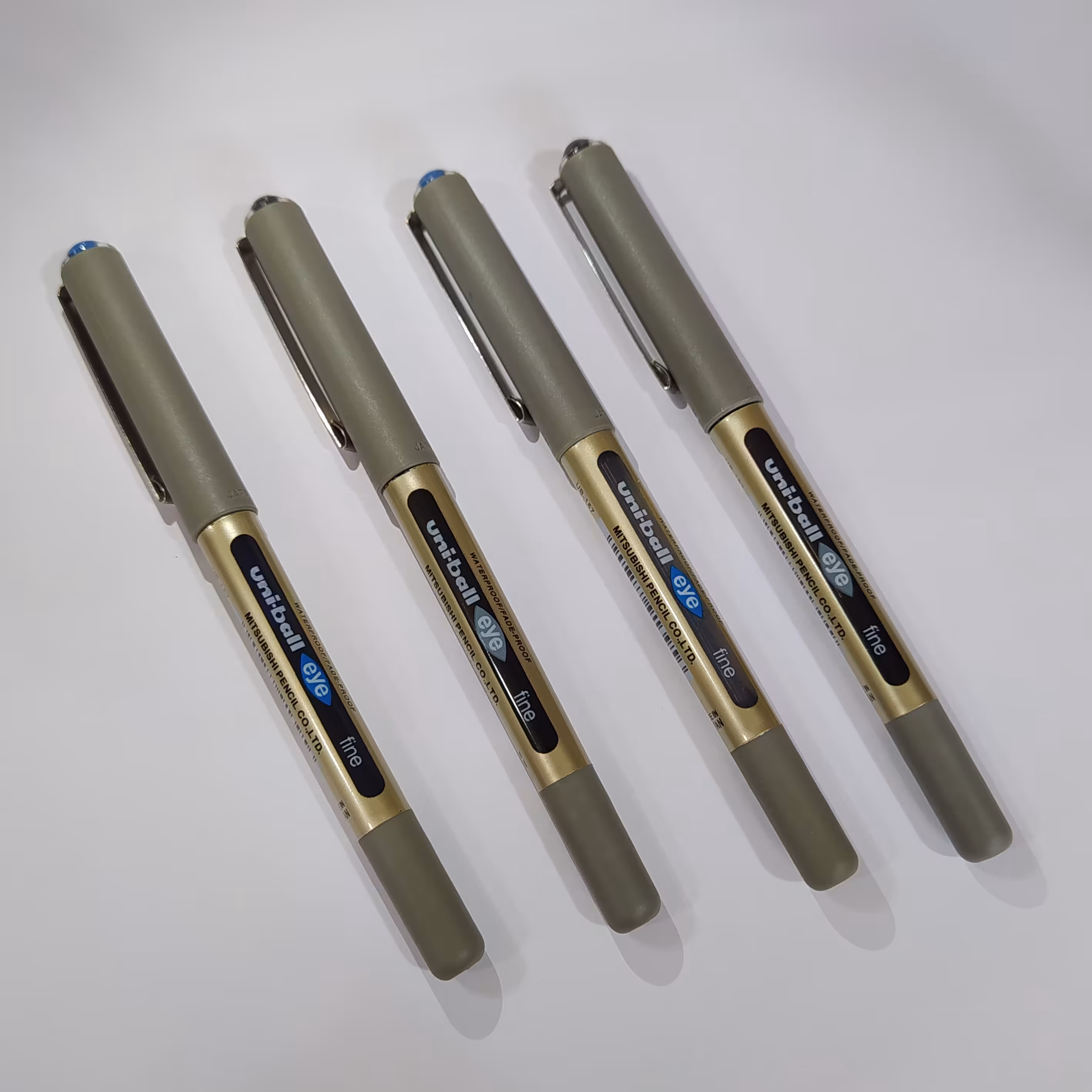 روان نویس یونیبال ژاپنی در دو رنگ مشکی و آبی 