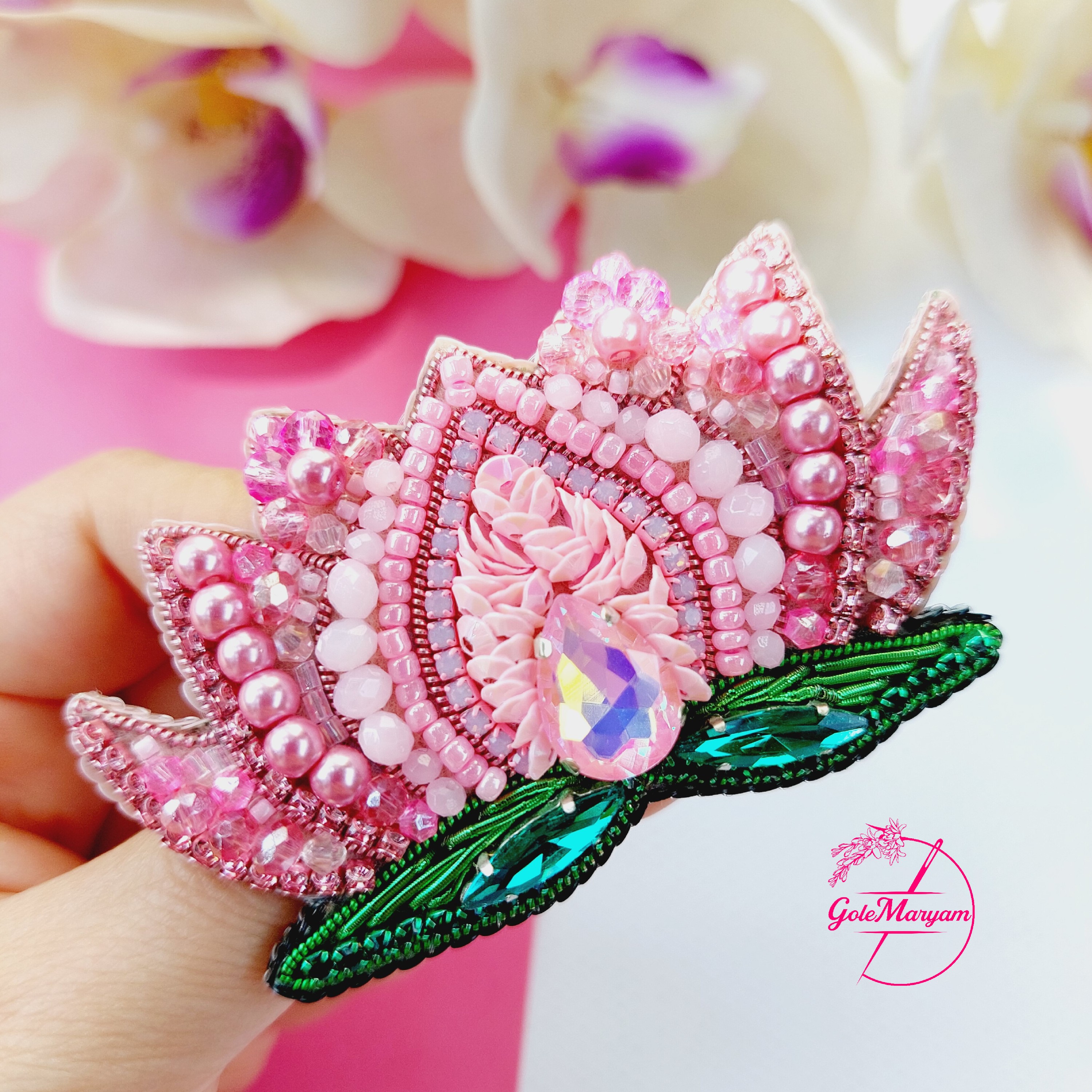 گلسینه جواهردوزی نیلوفر  آبی (لوتوس) صورتی رنگ مدل P05گل مریم