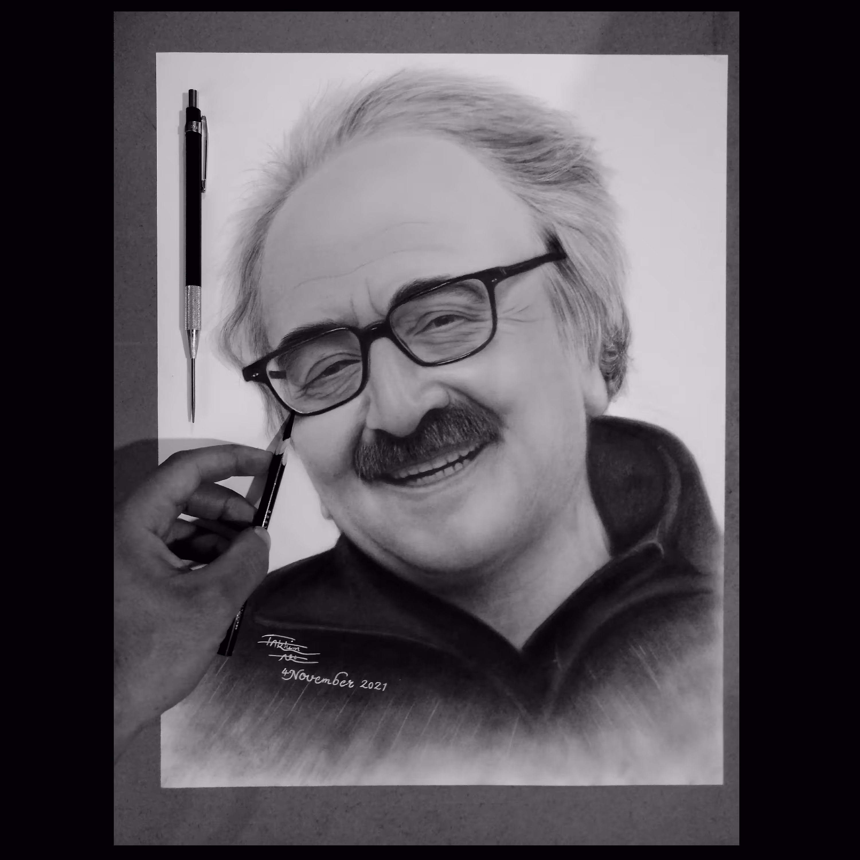 نمونه کار طراحی چهره سیاه قلم ، ابعاد 25در35سانتی متر ،سبک فتورئالیسم 