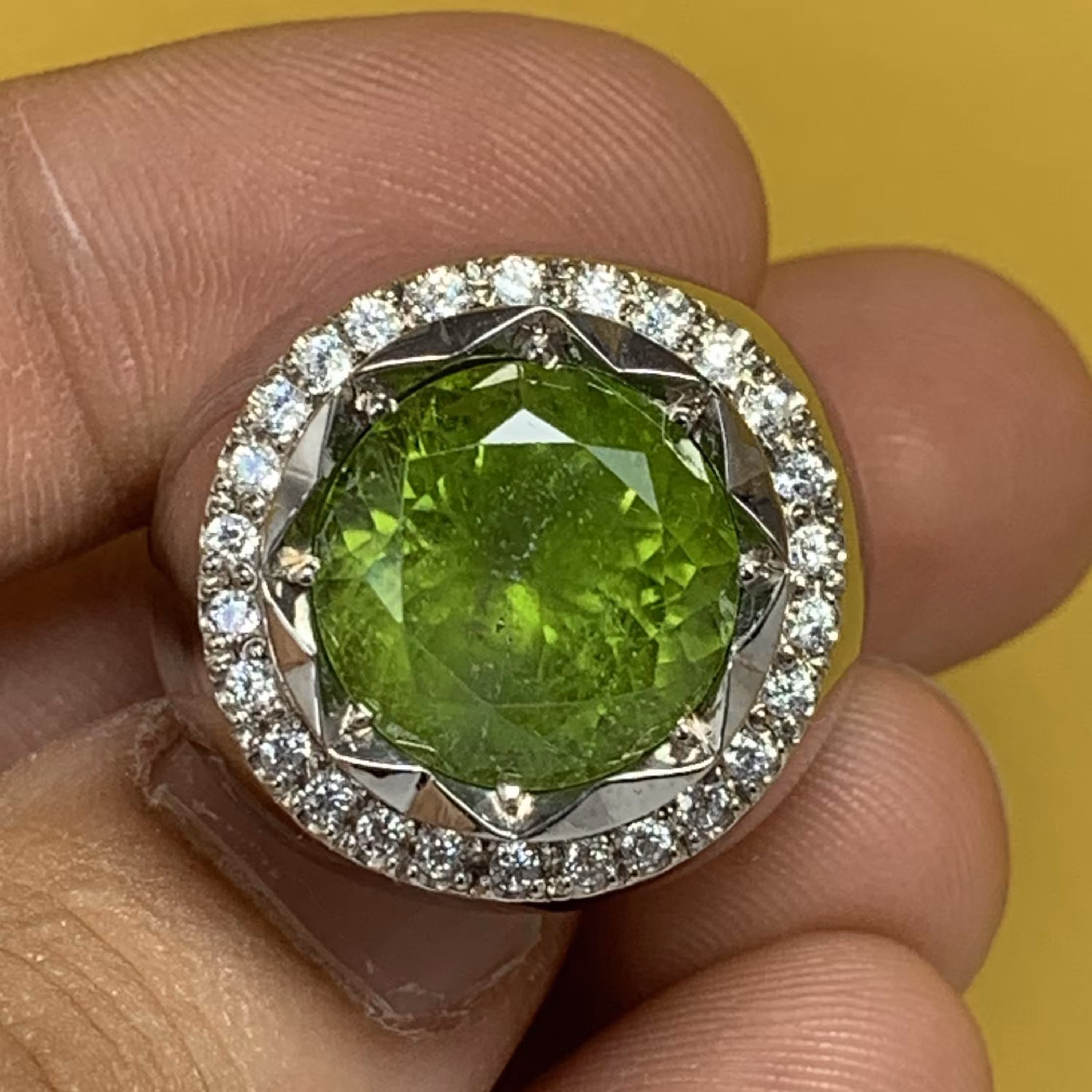 انگشتر پریدوت طبیعی با رنگ و طبع عالی همراه با رکاب تمام دستساز