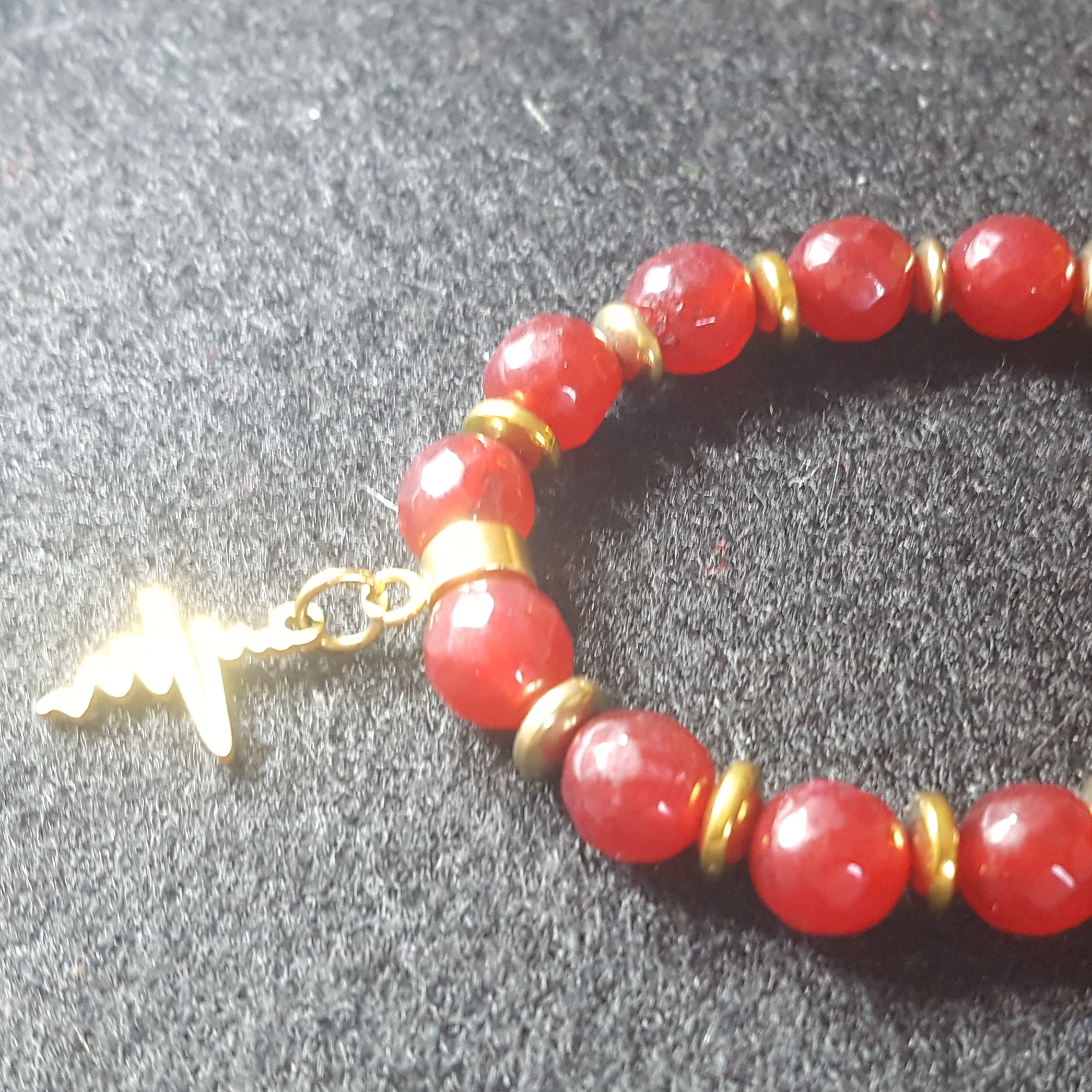 دستبند سنگ عقیق قرمز  ضربان همراه با یراق استیل رنگ ثابت کد 563