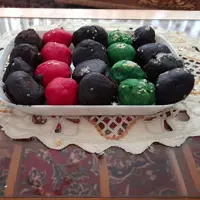 سینی فینگر فود گرم با نان های مینیاتوری رنگی همبرگری به وزن خالص 1 کیلوگرم تازه پخت تهیه توسط بنده صاحب غرفه خانه شیرینی