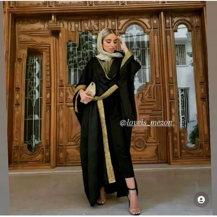مانتو عیدانه عبایی مد روز کویتی کرپ سوزنی یه طرف چاک داره که هم میشه بصورت شال روی شونه انداخته هم ساده پوشید