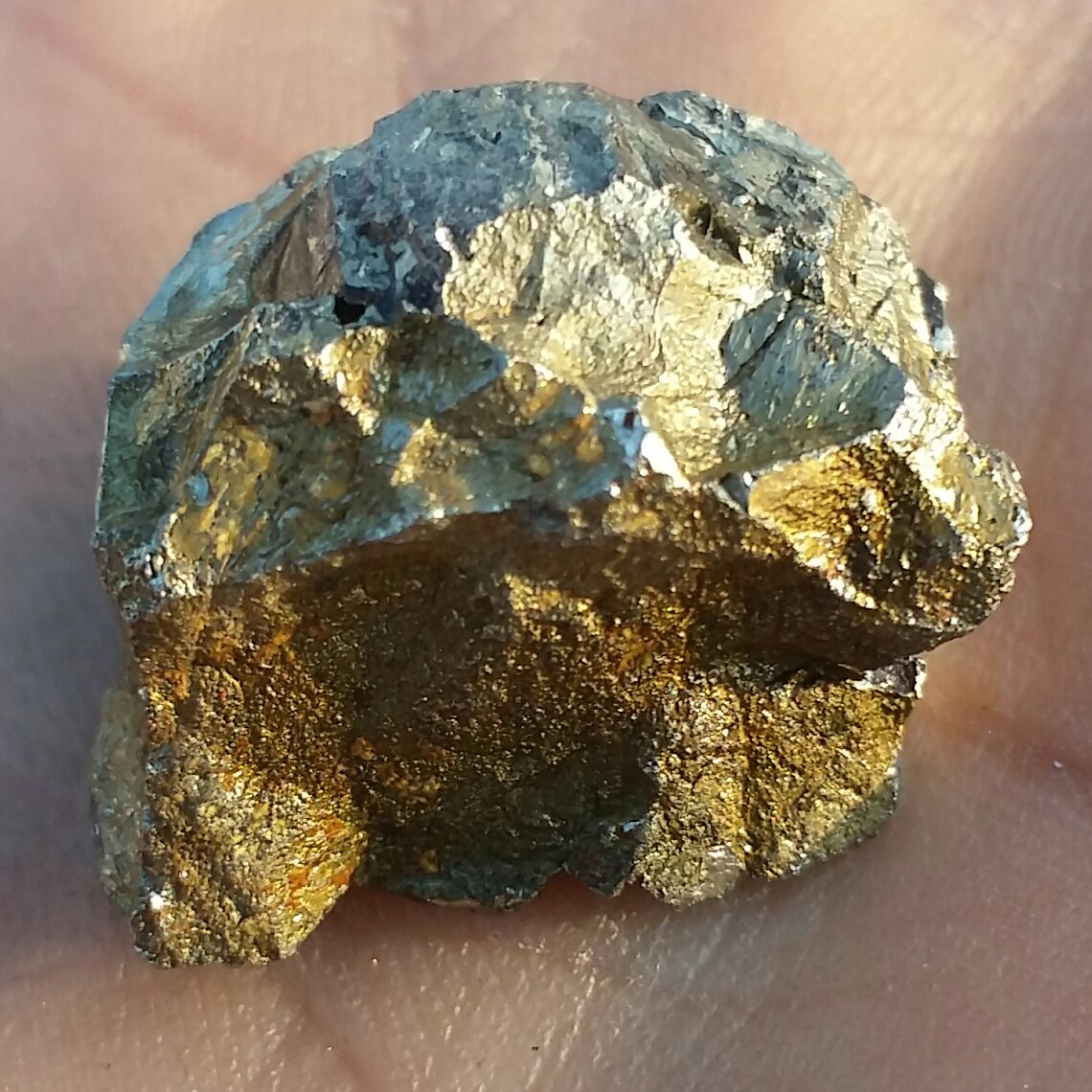 سنگ راف حبه شده پیریت طلایی بینهایت زیبا ملقب به سنگ طلا 100 در 100 طبیعی شاهکار خلقت
تماما پیریت بدون ناخالصی
بینظیییر
