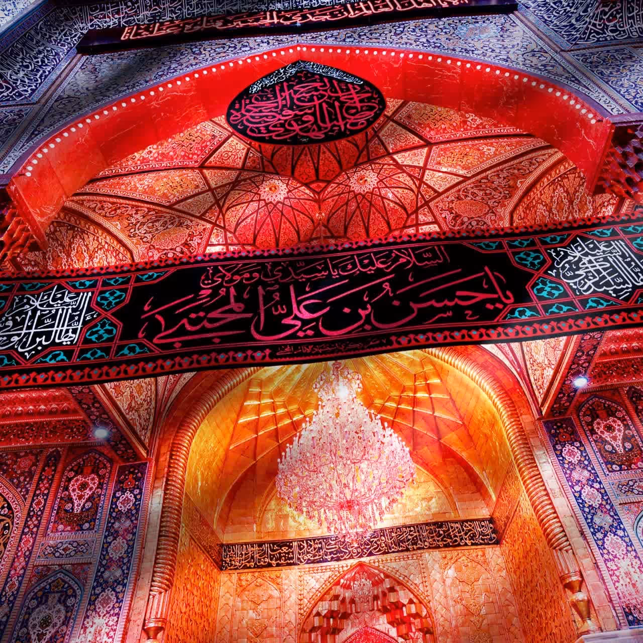 کتیبه مخمل ایوان حرم مطهر امام حسین(ع) با نام امام حسن مجتبی (ع)، اندازه 210 در 140 سانتی متر چاپ سابلیمیشن باکیفیت بالا