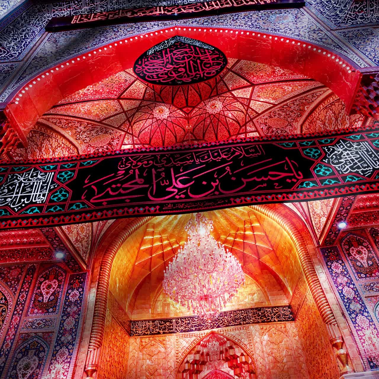 کتیبه مخمل ایوان حرم مطهر امام حسین(ع) با نام امام حسن مجتبی (ع)، اندازه 210 در 140 سانتی متر چاپ سابلیمیشن باکیفیت بالا