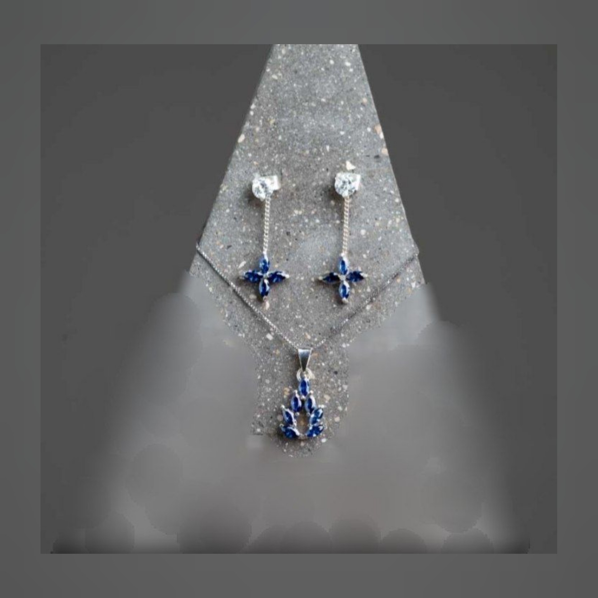 نیم ست گردنبند و گوشواره نقره با نگین اتمی آبی و آبکاری طلا 