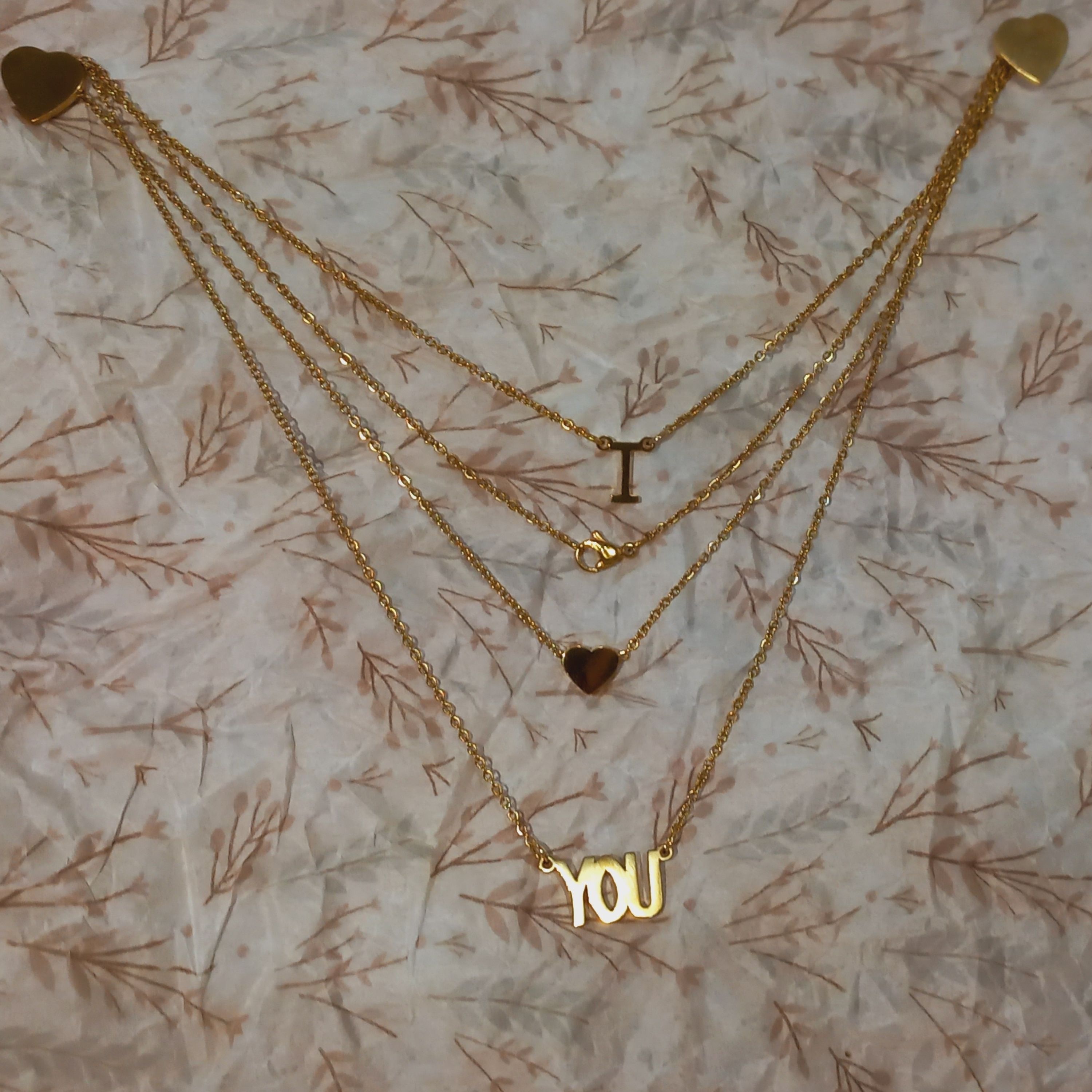 نیمست  و  دو گوشواره ی  میخی قلب  