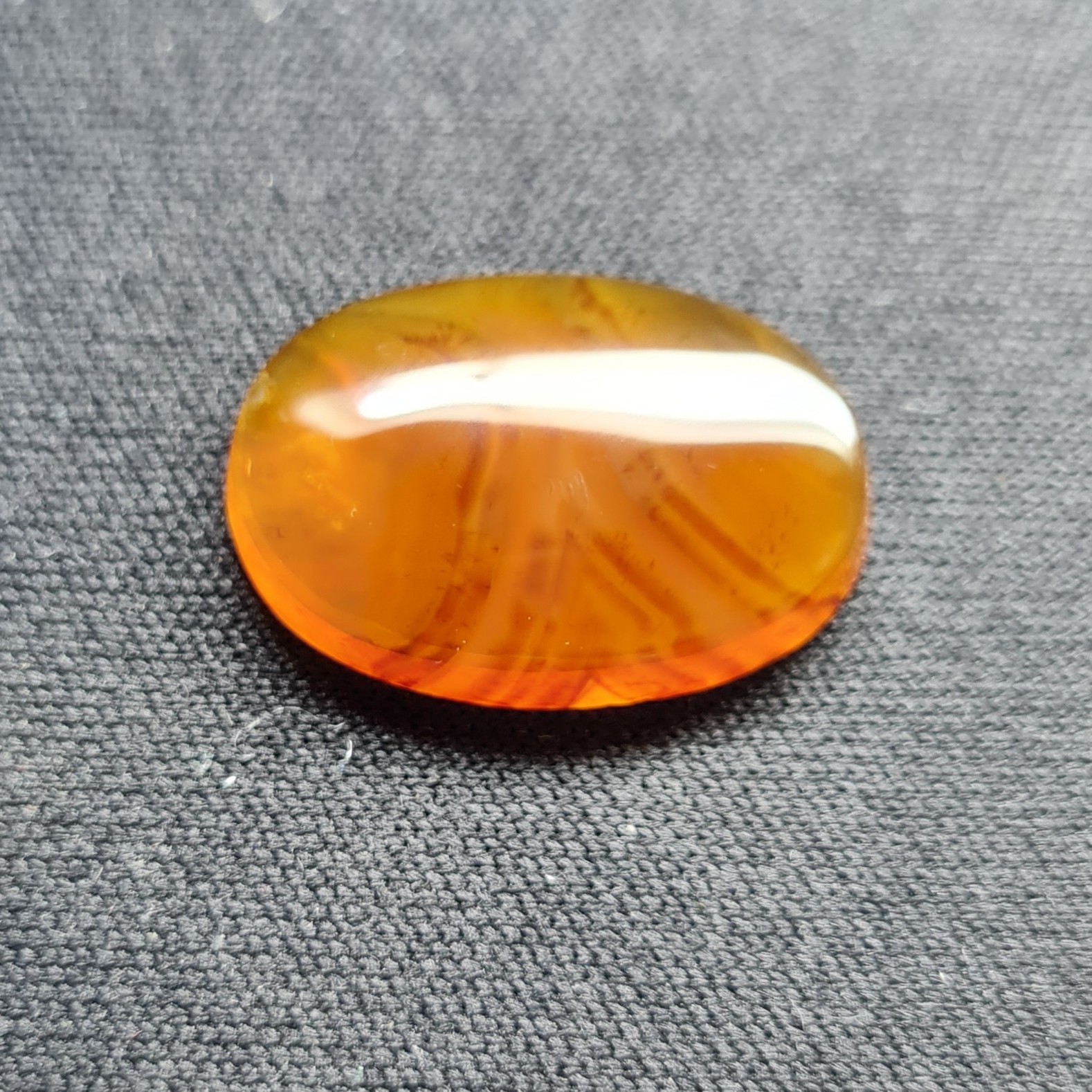 نگین عقیق پرتقالی. مشخصات. طول 2.1 سانتی متر. عرض 1.5 سانتی متر. ارتفاع 0.35 سانتی متر.