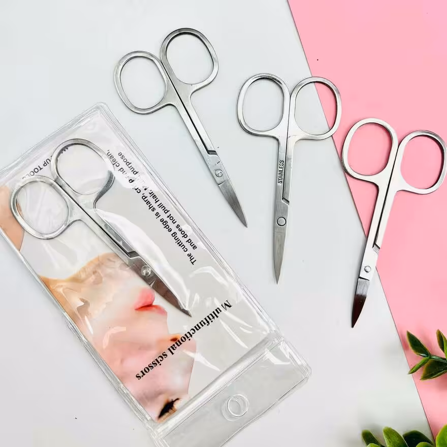 قیچی مخصوص  ابرو دارای دسته استیلی  خیلی تیز 