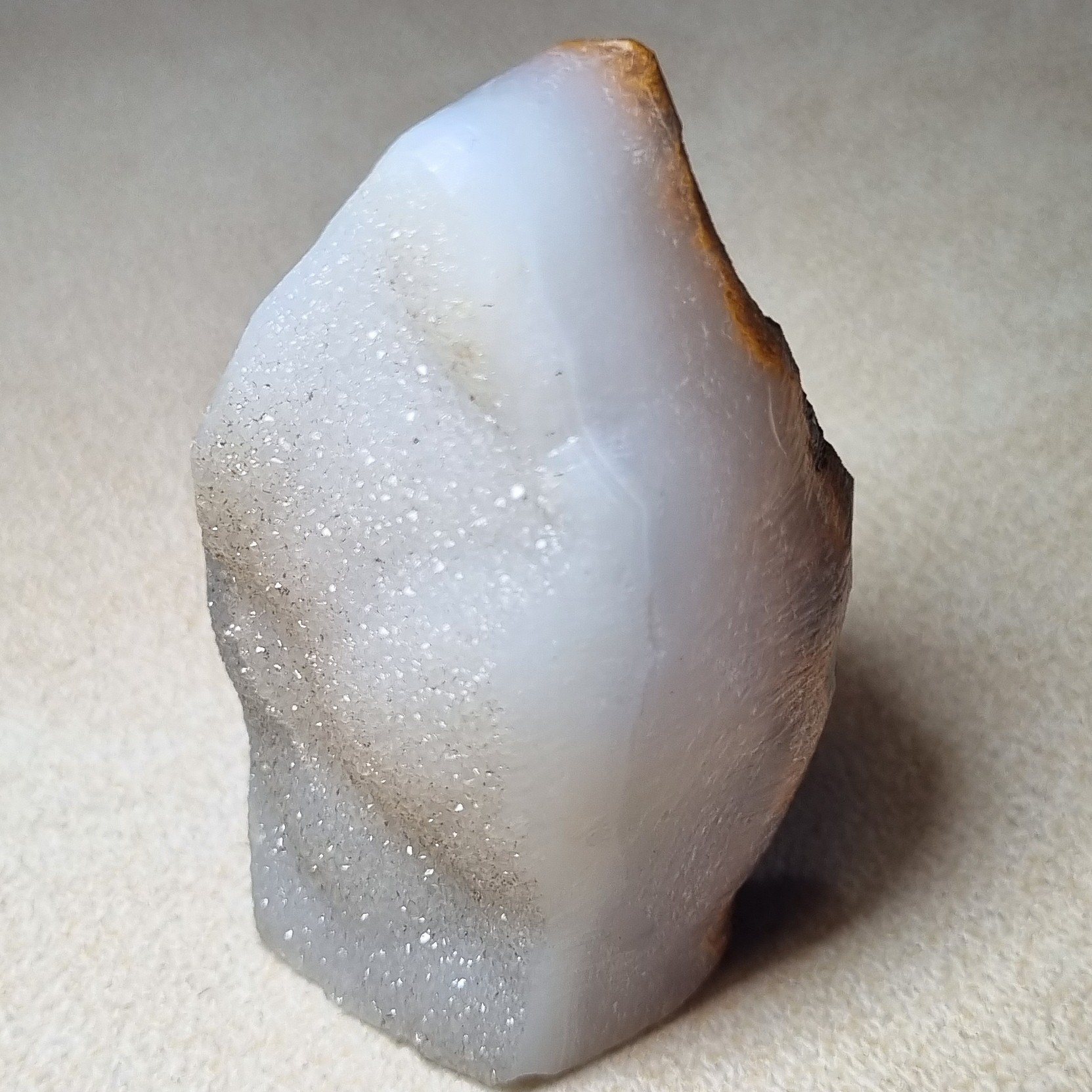 سنگ تزئینی دکوری کوارتز با رگهایی از عقیق.