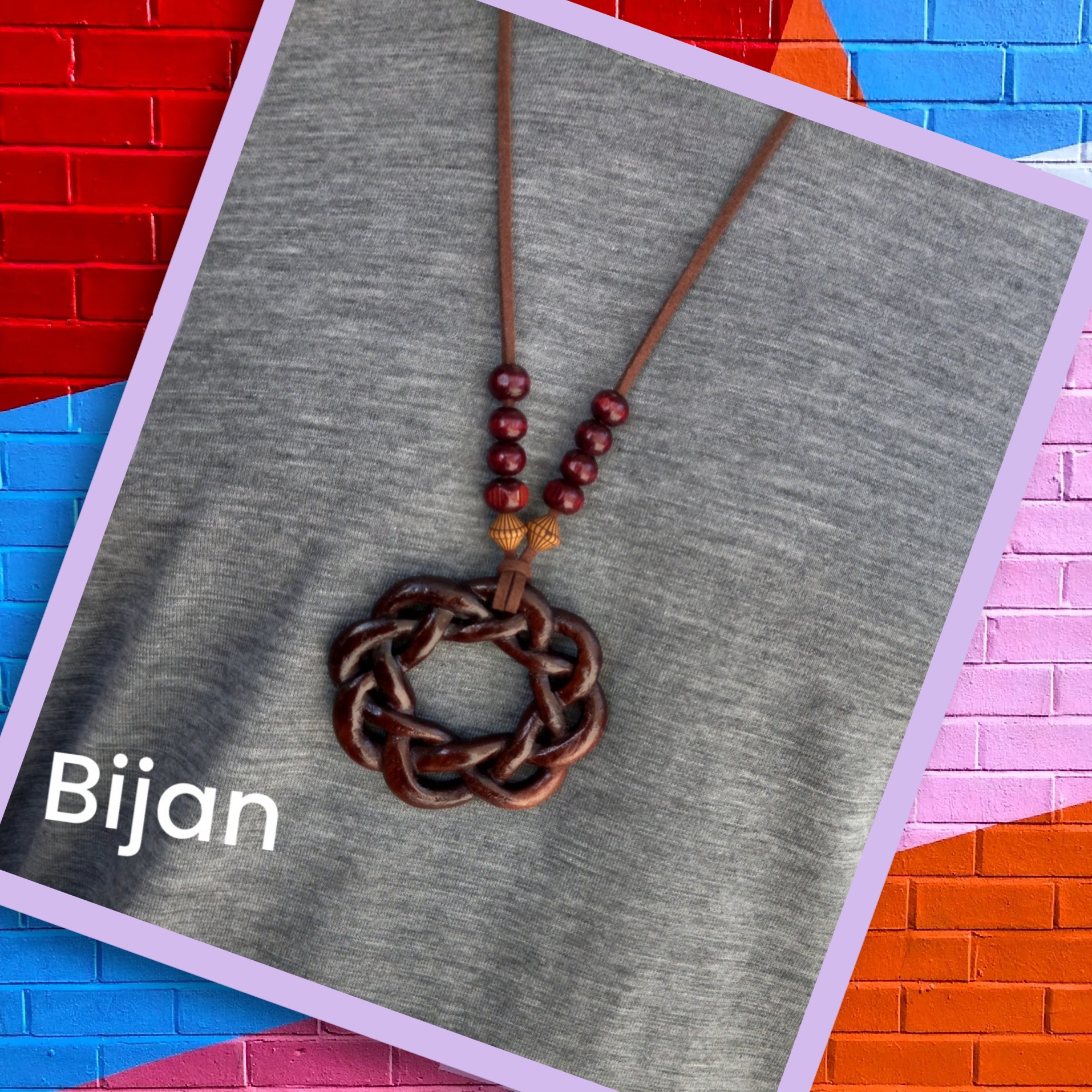 گردنبند چوبی طرح انتزاعی ساخته شده از چوب عناب مناسب خانمها و آقایان 