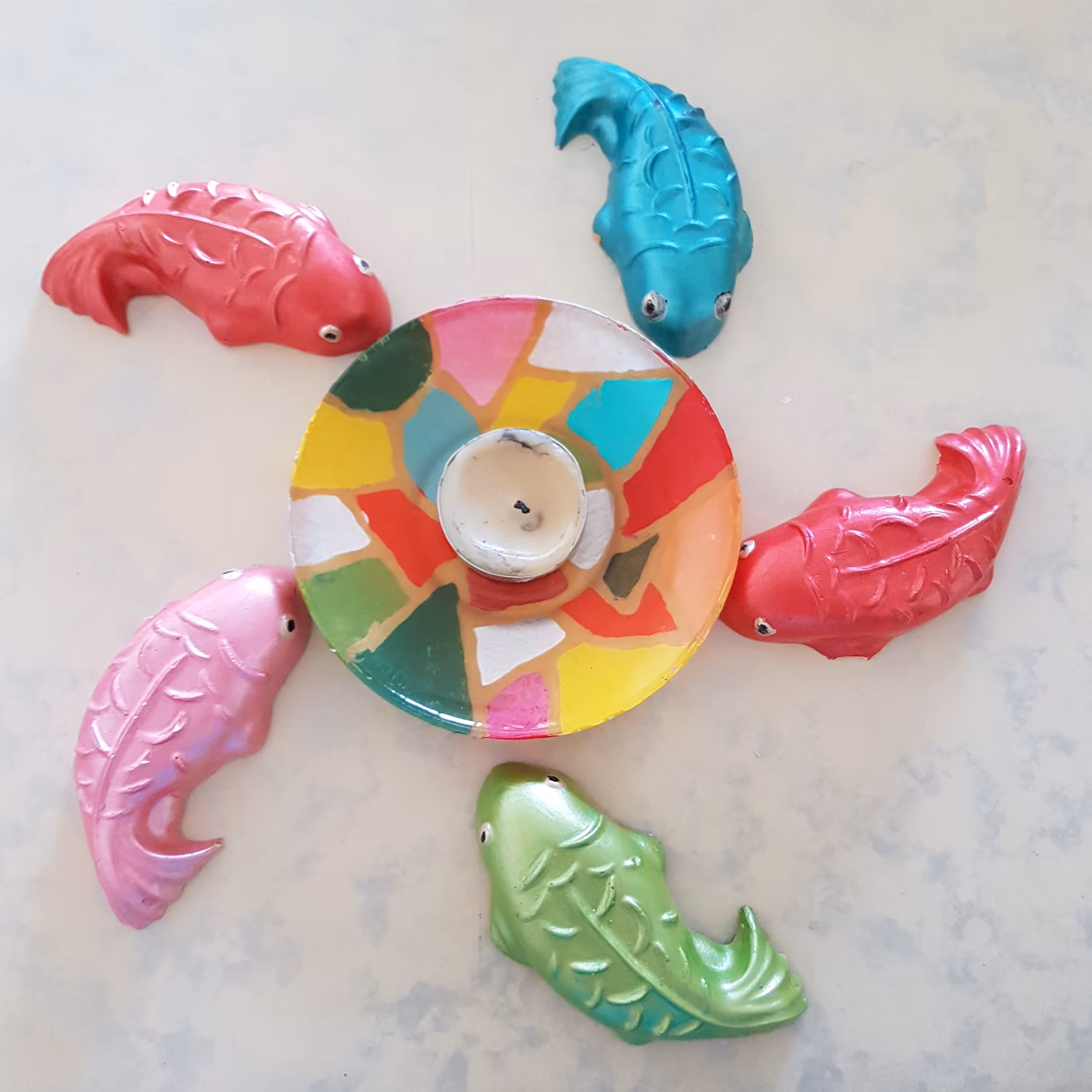 شمعدان وماهی های  رنگی رنگی