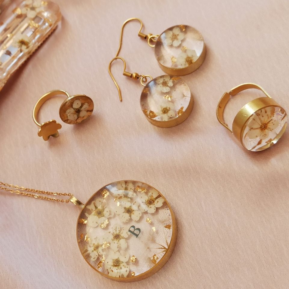 نیم ست به همراه گل سر ست رزینی