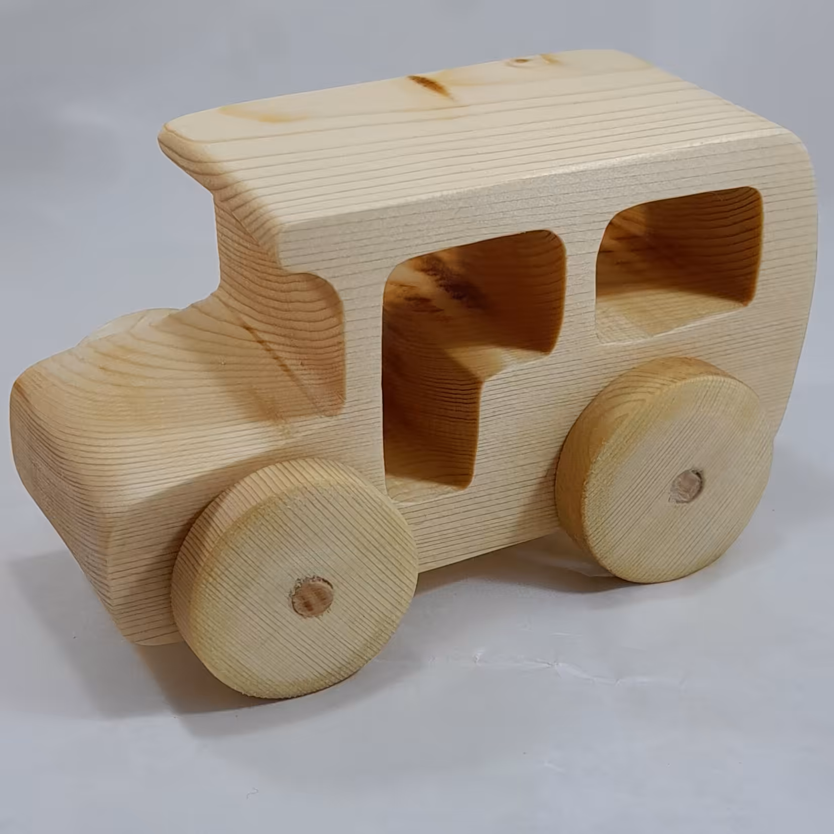 جیپ کوچک چوبی