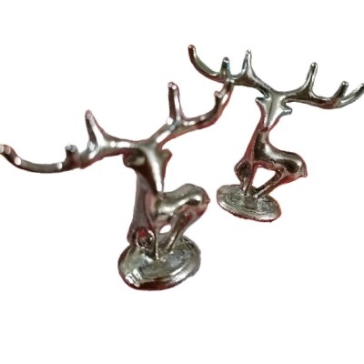 گوزن ایستاده شاخ دار نقره ای یک عددی