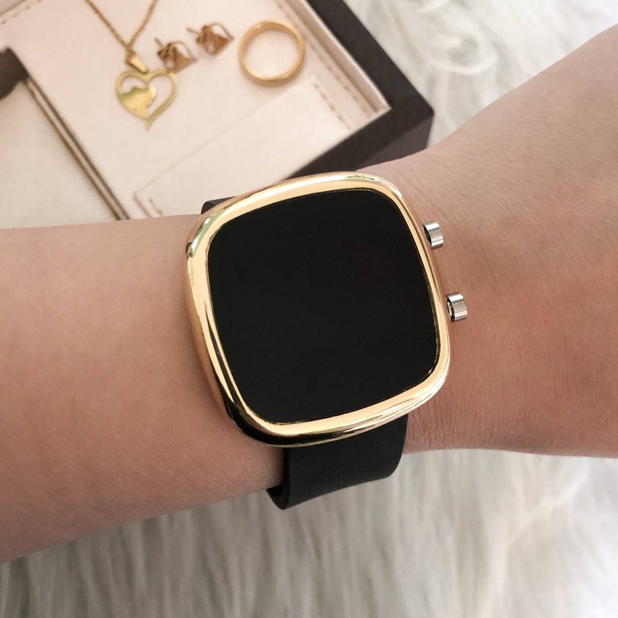 ساعت ال ای دی بندژله ای مربع مشکی 