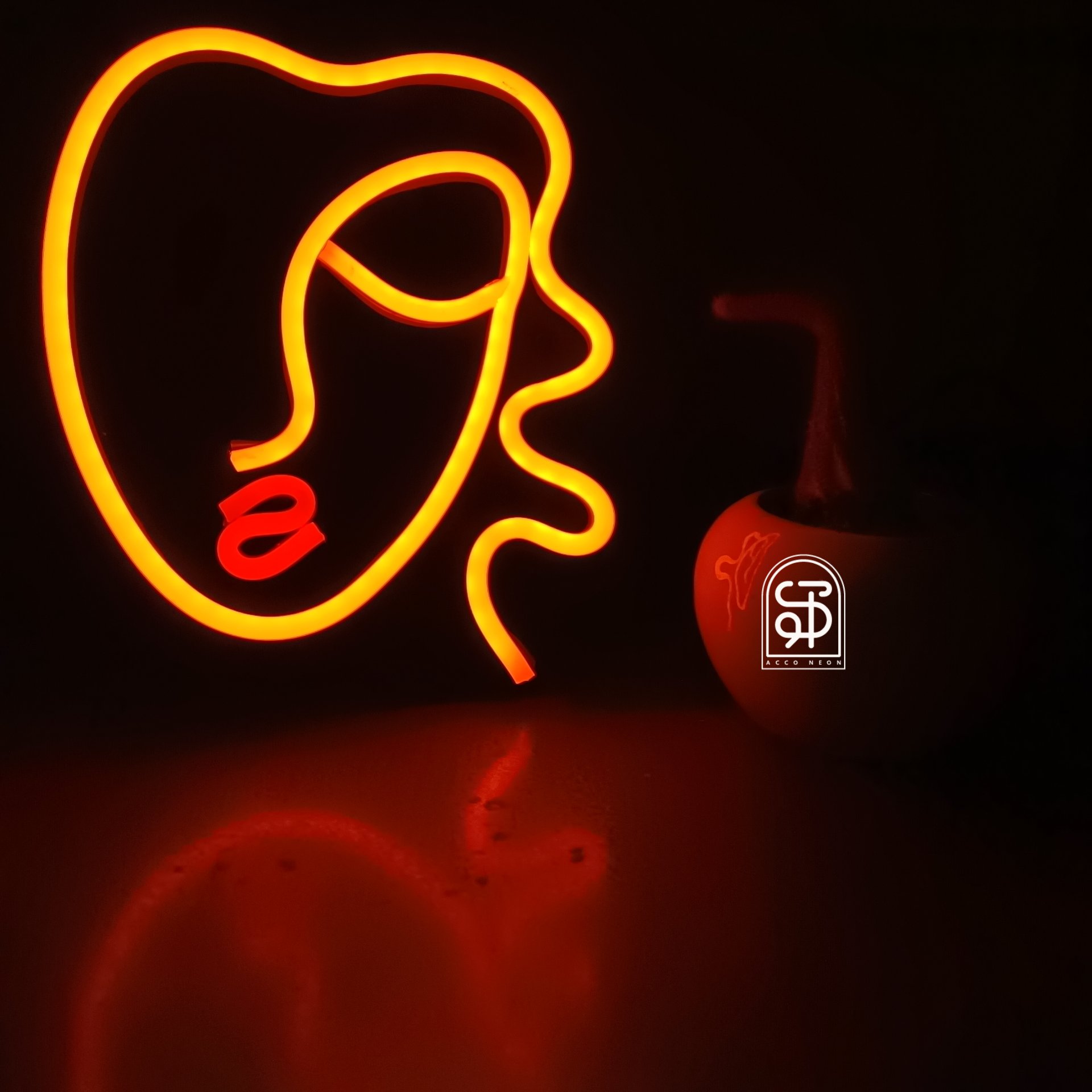 تابلو نئون طرح چهره طلایی