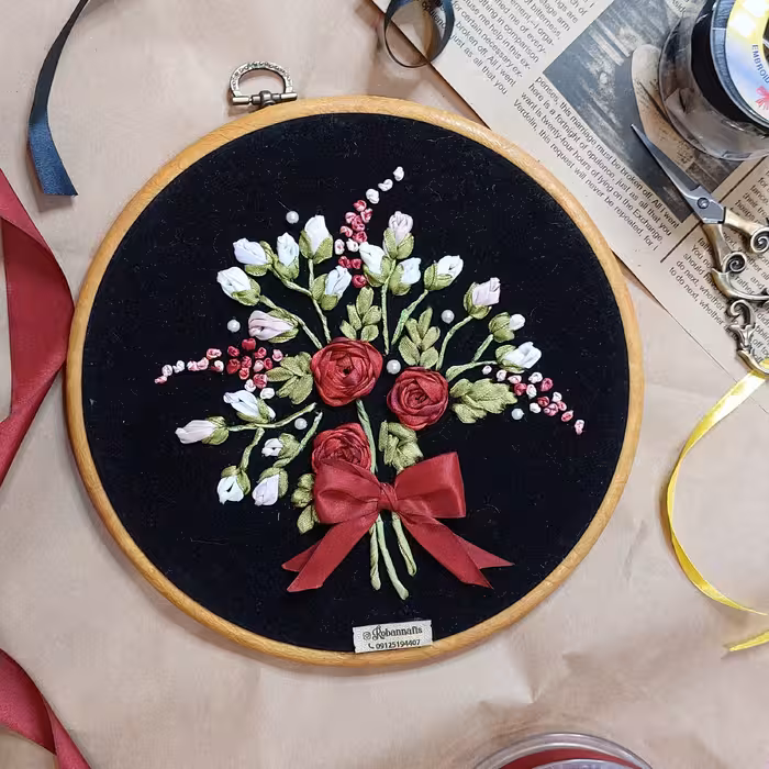 تابلوی دیوار کوب
جنس پارچه جیر مخمل
روباندوزی با دست
 روبان چینی وترک
هدیه ای خاص
قابل سفارش در