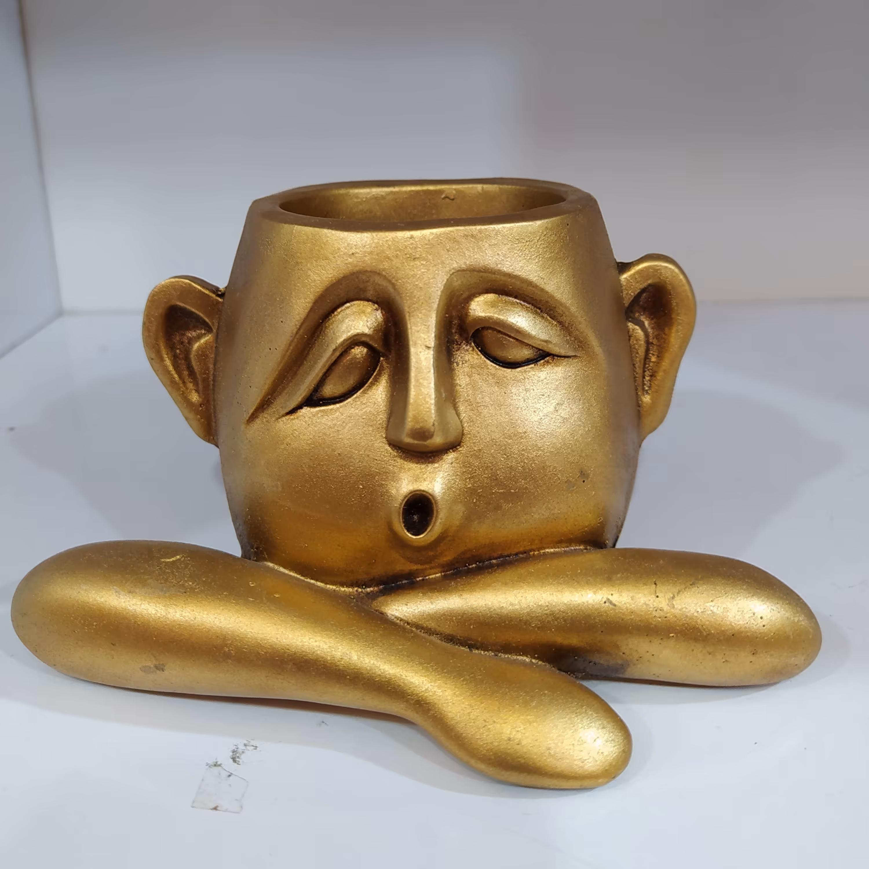 گلدان بانمک کله انسان در 2 رنگ مشکی و طلایی